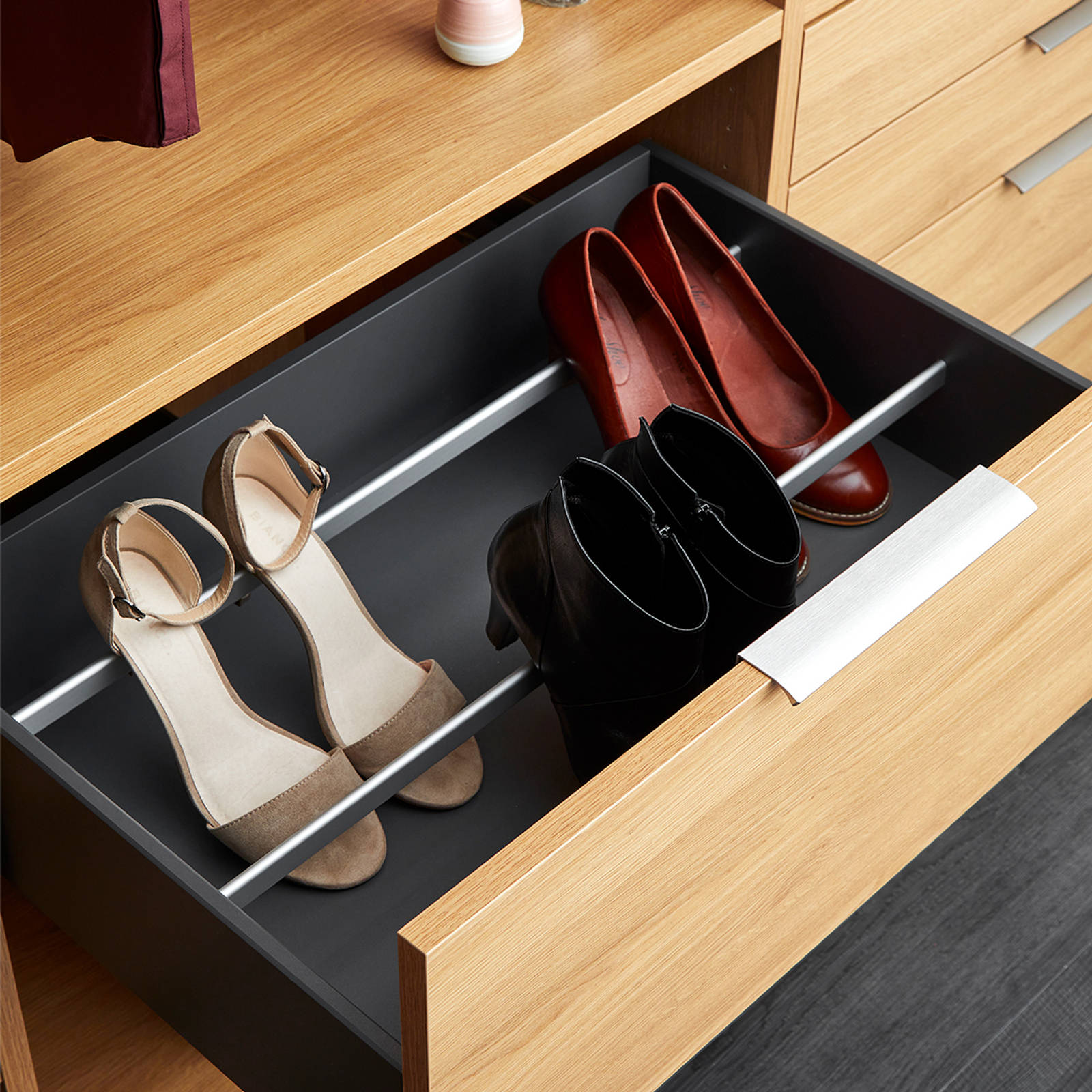 Skohylle og skuff i tre i garderobe