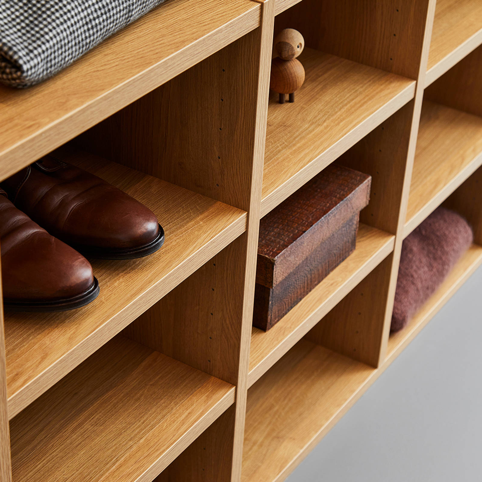 Skohylle og skuff i tre i garderobe