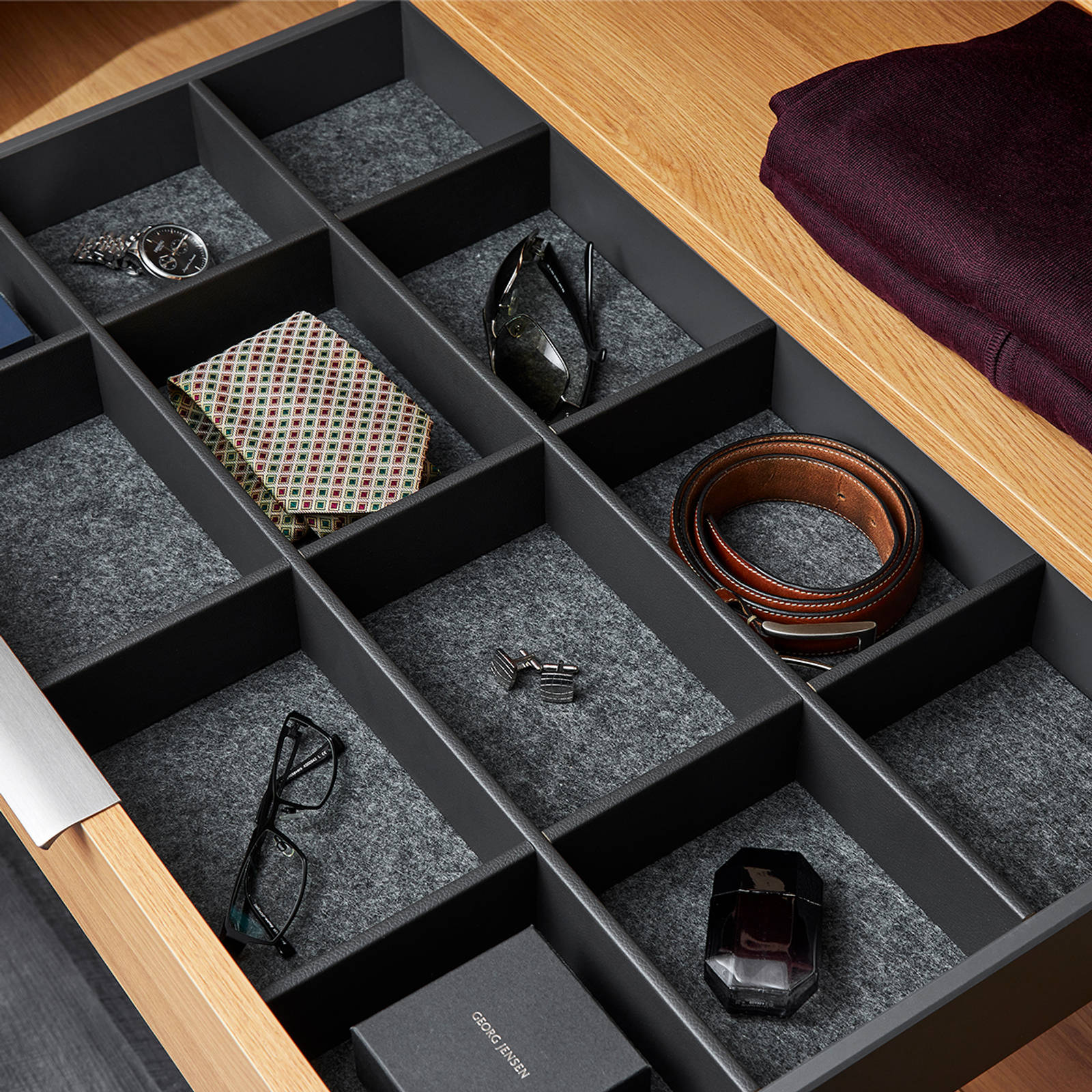 Skuffedeler i garderobeinnredning