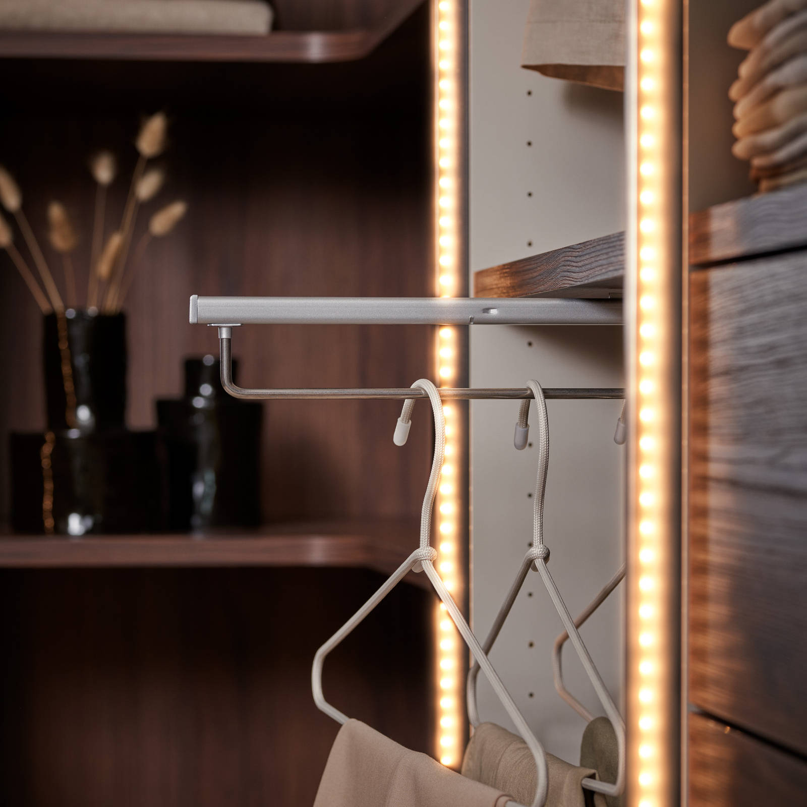 Garderobe innredning i mørk tre med uttrkkbar henger