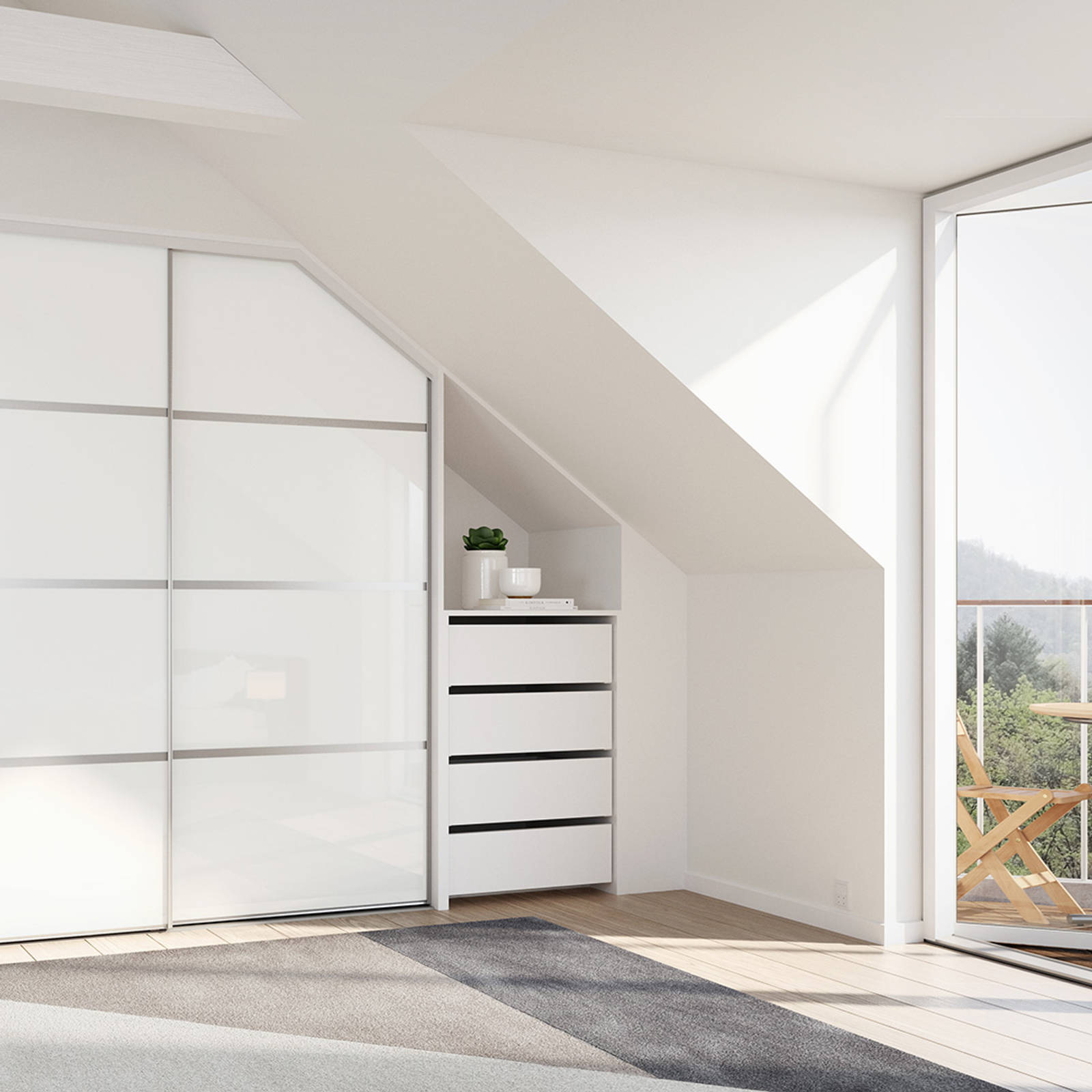 Garderobe under loft til kip i soveværelse med hvide skydedøre