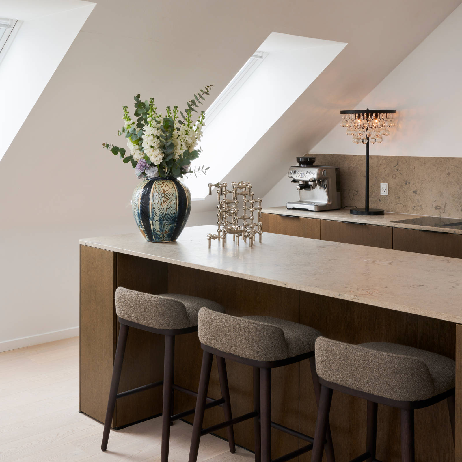 Forever Oak køkken med ø, mørkt træ fronter, marmor bordplade og bagplade, sort vask og messing armatur