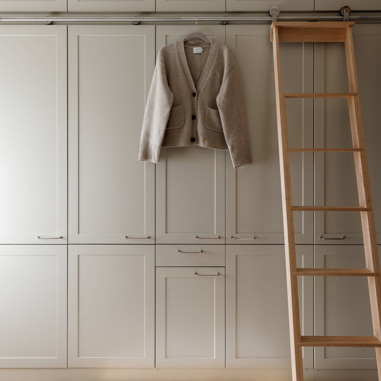 Højskab beige tidløs garderobe Square Sand fra INVITA med greb i rustfrit stål