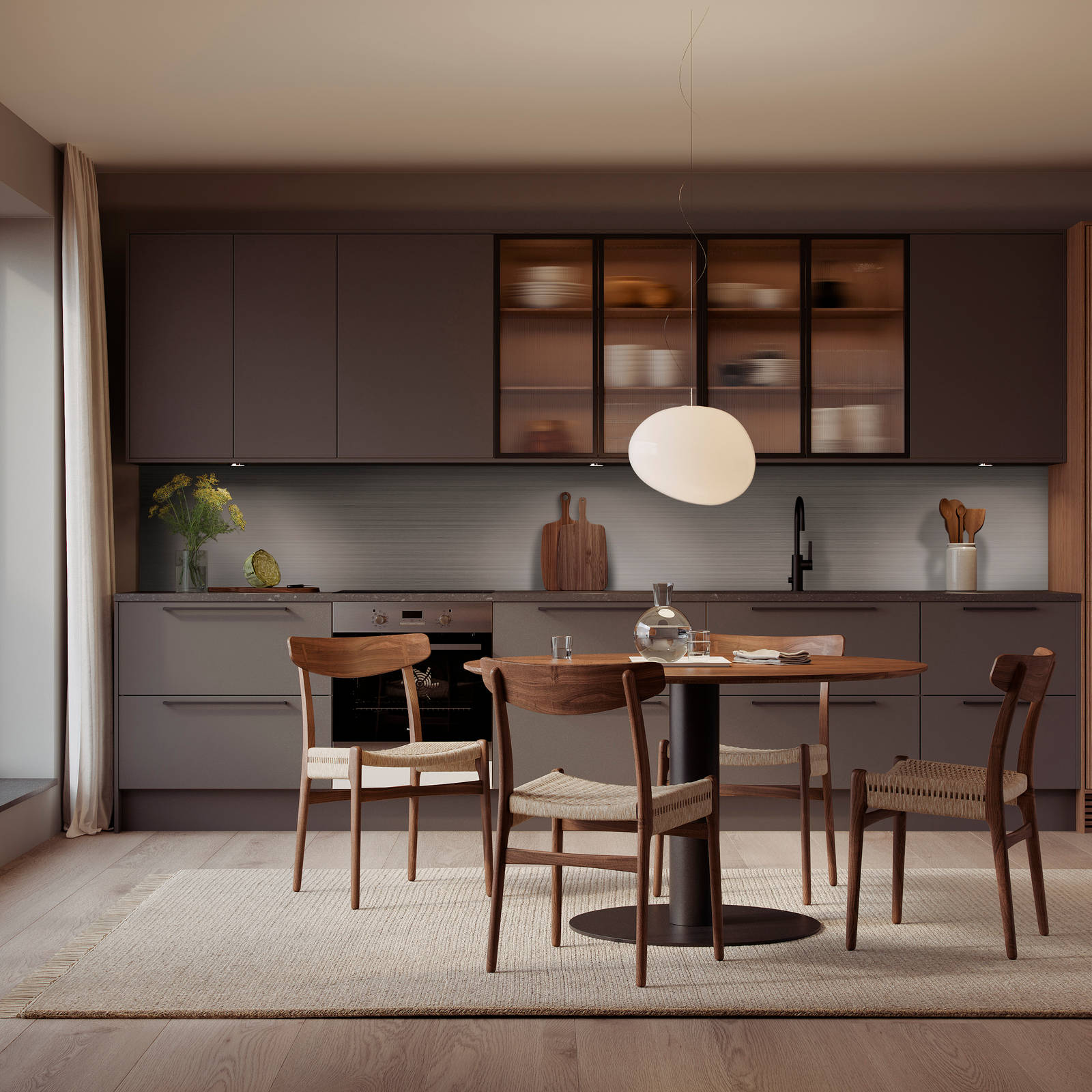 Grått kjøkken med med benkskap og overskap, vitrineskap, høyskap i brunbeised eik, spisebord i tre