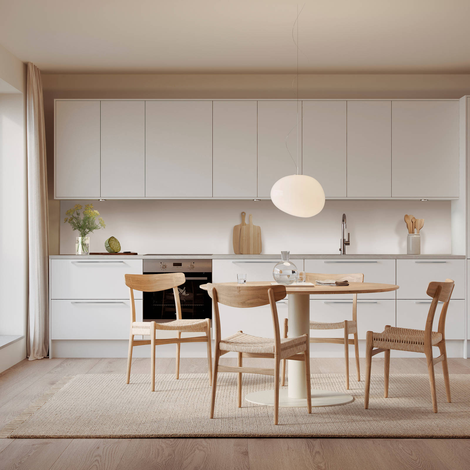 Hvitt kjøkken med med benkskap, overskap og høyskap, spisebord i tre