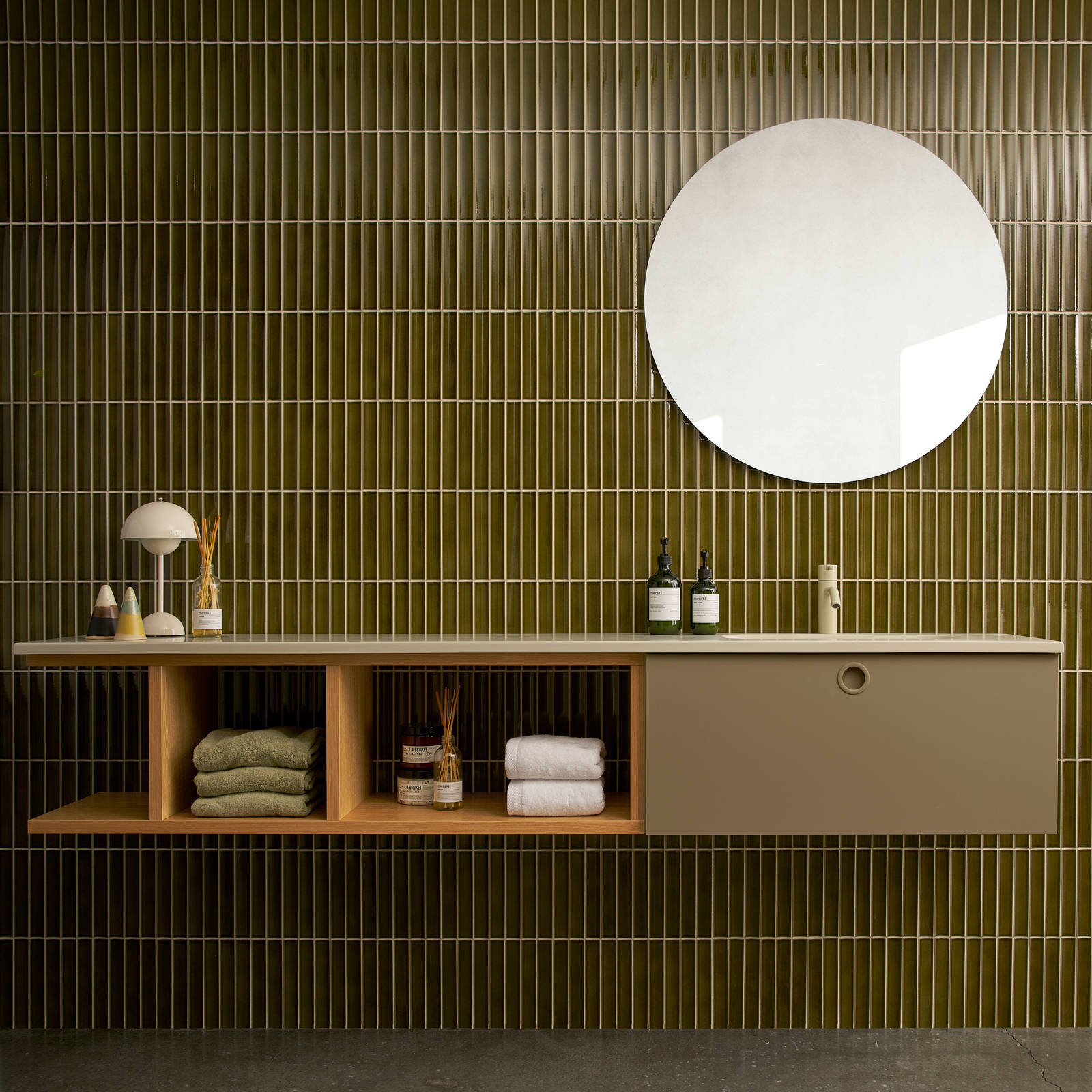 Jubilæumsbad fra INVITA med grønne skaber inspireret av 1970'erne, eg hylder og grønne fliser