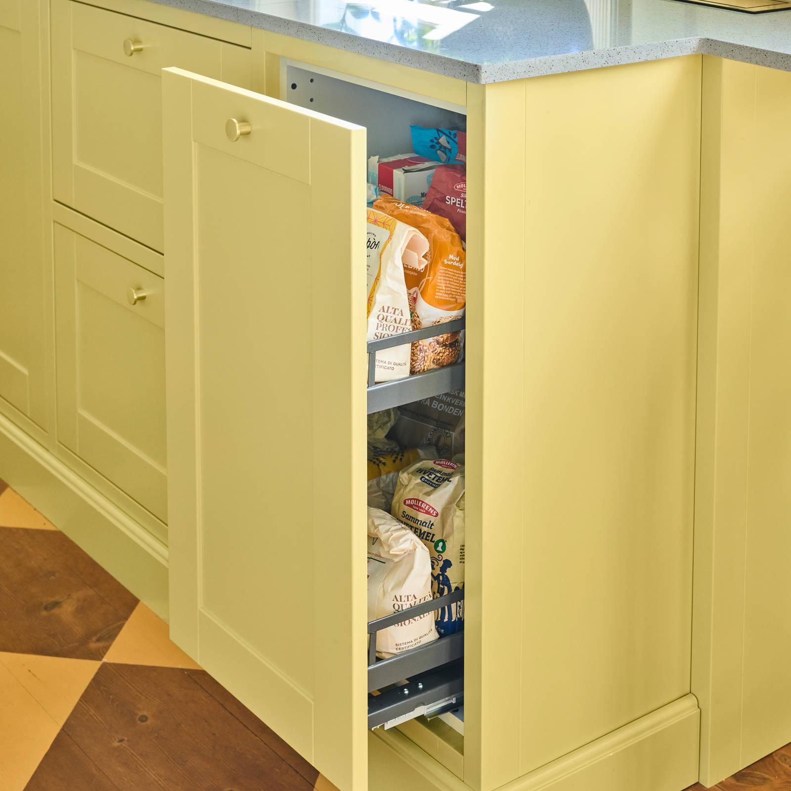 Nærbilde av åpnet kjøkkenskab med uttrekkbare hyller