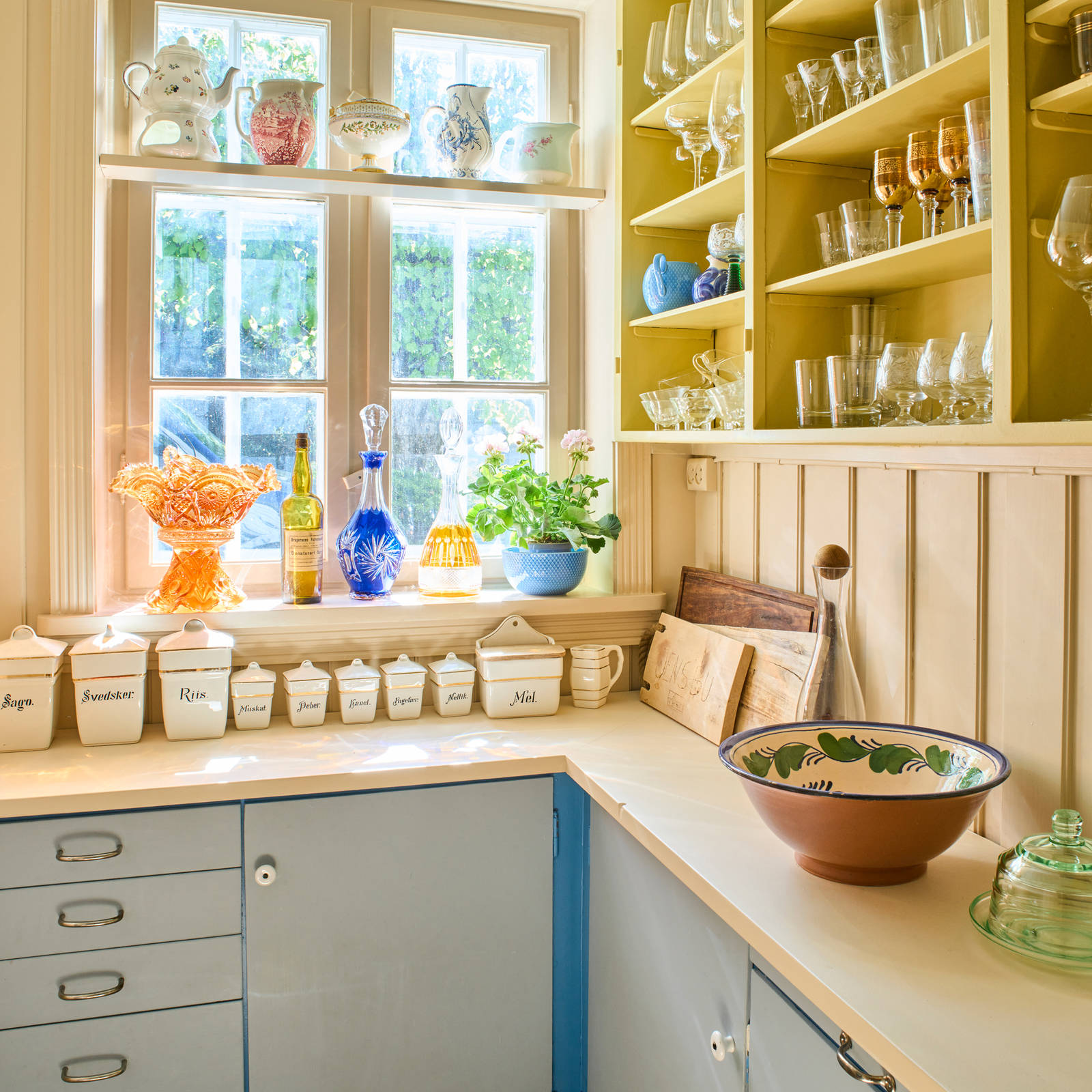 Herregård kjøkken med vægghyller