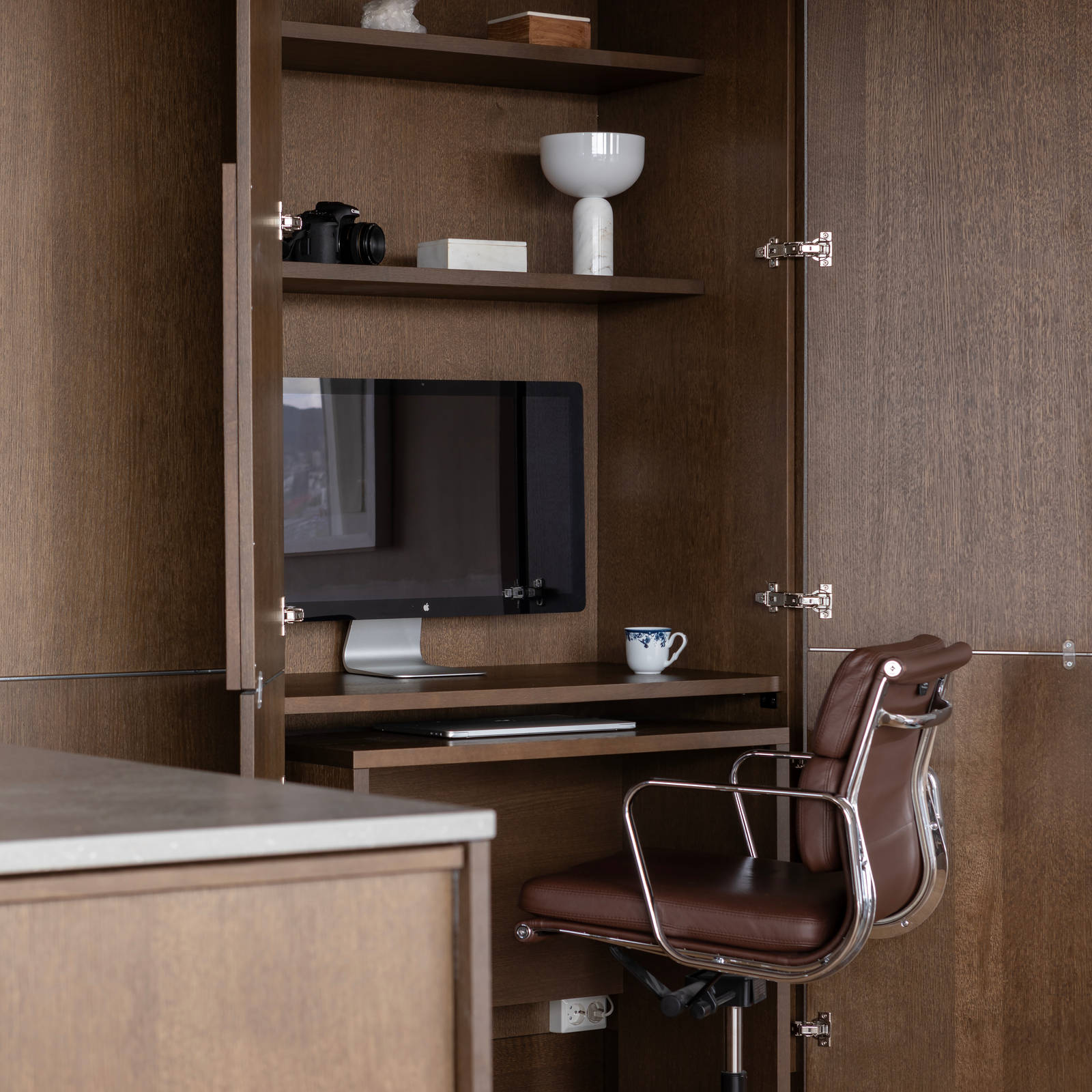 Kjøkkenkontor hjemme hos Knut og Kjartan, et kontor gjemt inne i de doble Favn nøtt skapdørene fra Sigdal helt til høyre på langveggen