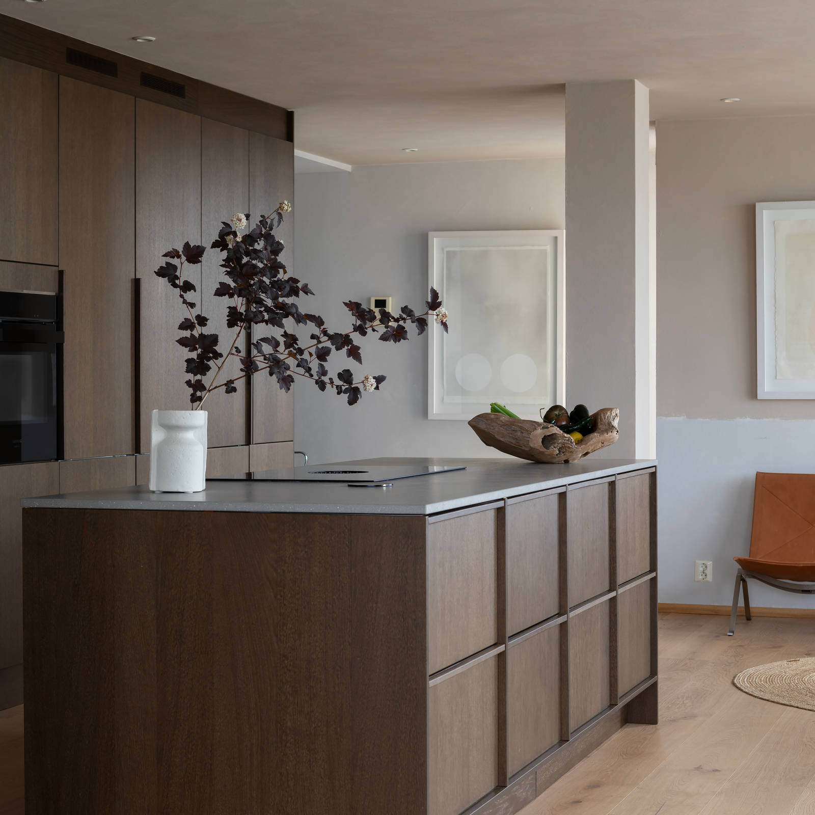 Køkkenø i brun egetræsfiner køkkenet Forever oak med matchende tre håndtag fra INVITA og beige højskabe Athena Sand