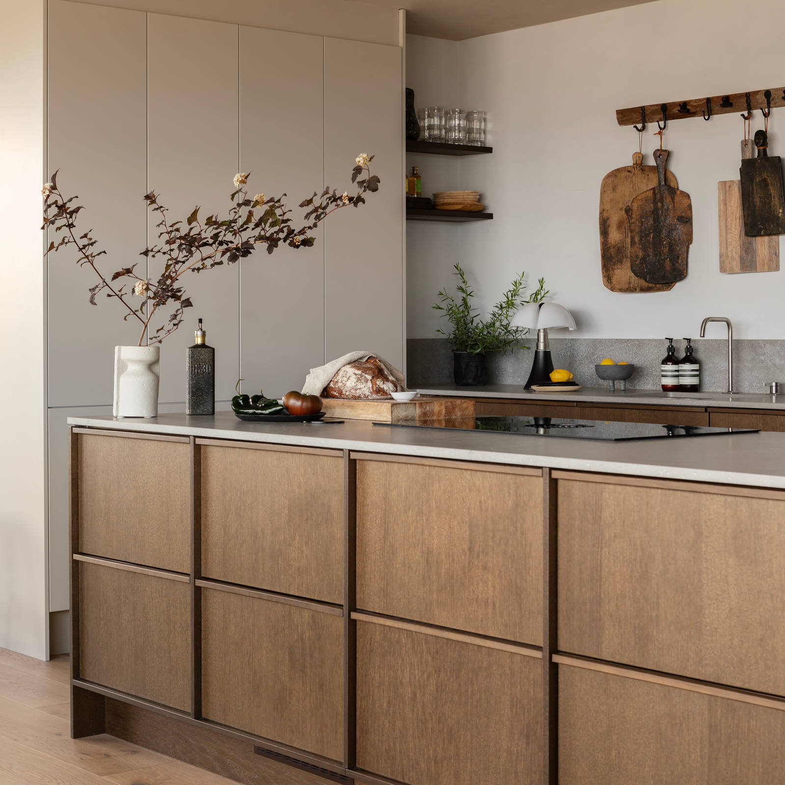 Køkkenø i brun egetræsfiner køkkenet Forever oak med matchende tre håndtag fra INVITA med beige højskabe Athena Sand