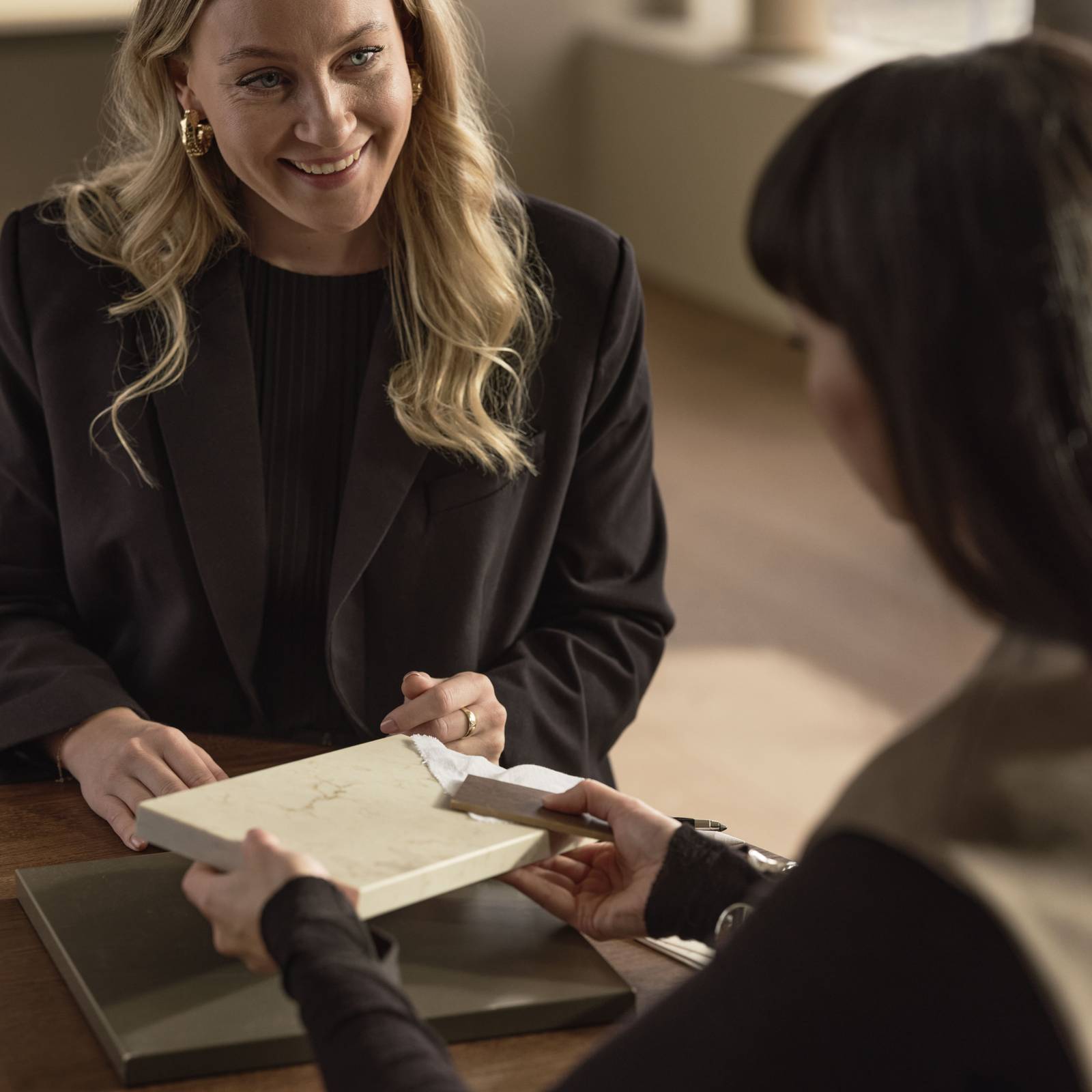 En köksdesigner från Marbodal diskuterar Warm Minimalism-kök med en kund.