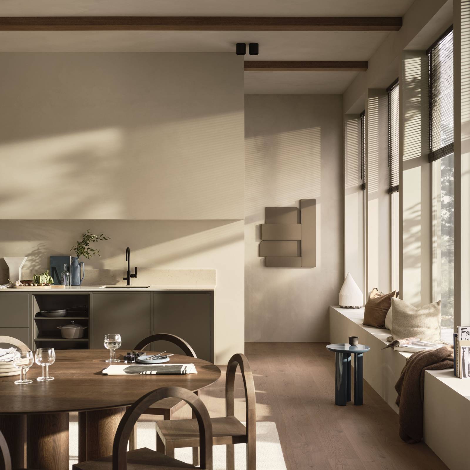 Ljus från flera fönster lyser upp ett Warm Minimalism-kök från Marbodal.