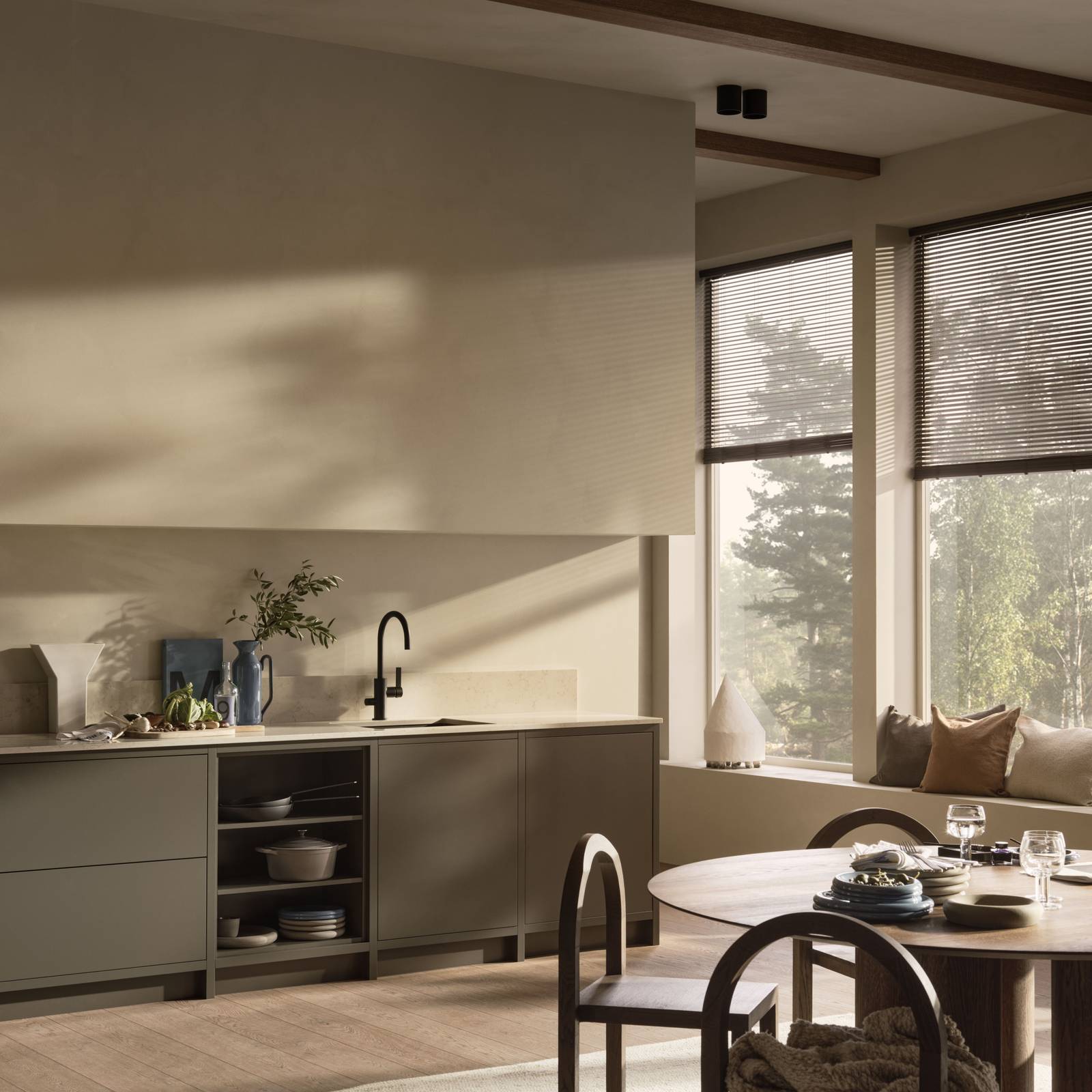 Ett öppet beige kök från Marbodal i Warm Minimalism med köksbord.