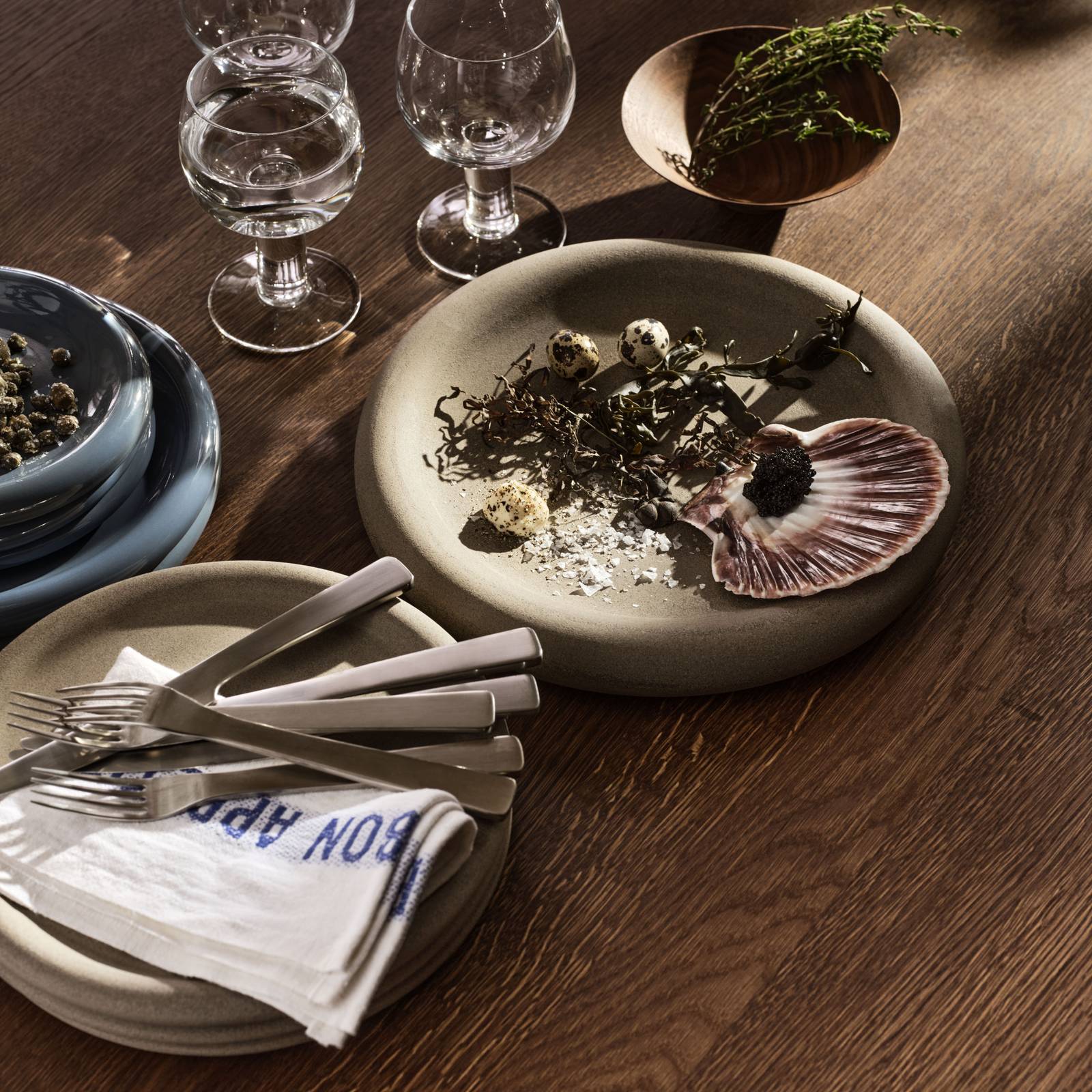 Varm minimalisme closeup af borddækning