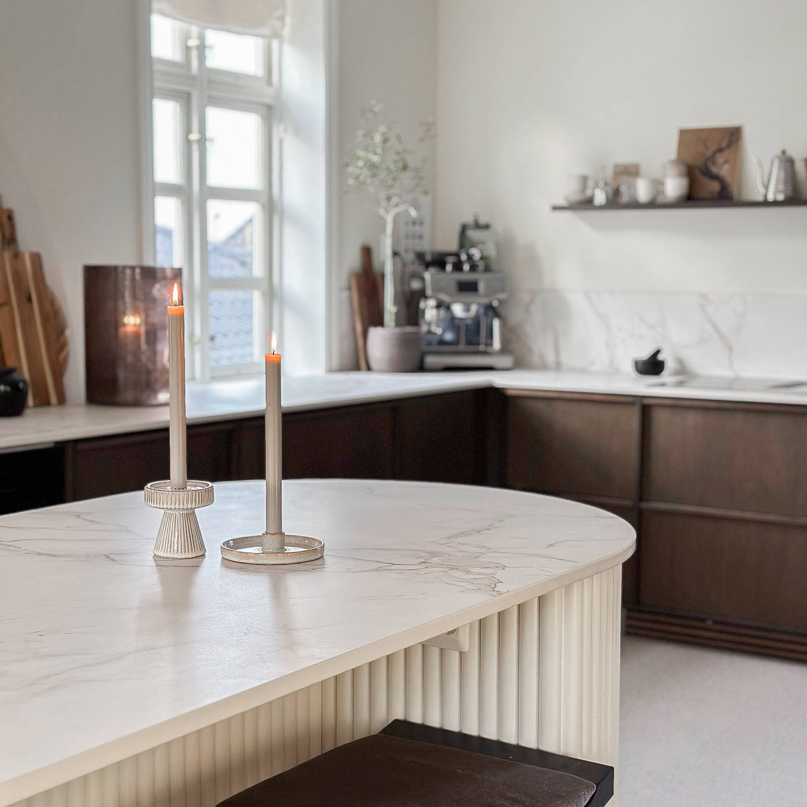 Da Ruben og Sandra skulle pusse opp kjøkkenet sitt ønsket de seg et naturlig og eksklusivt uttrykk, samtidig som det føltes moderne. Valget falt på Signatur Favn fra Sigdal med Dekton Entzo Matt benkeplate.