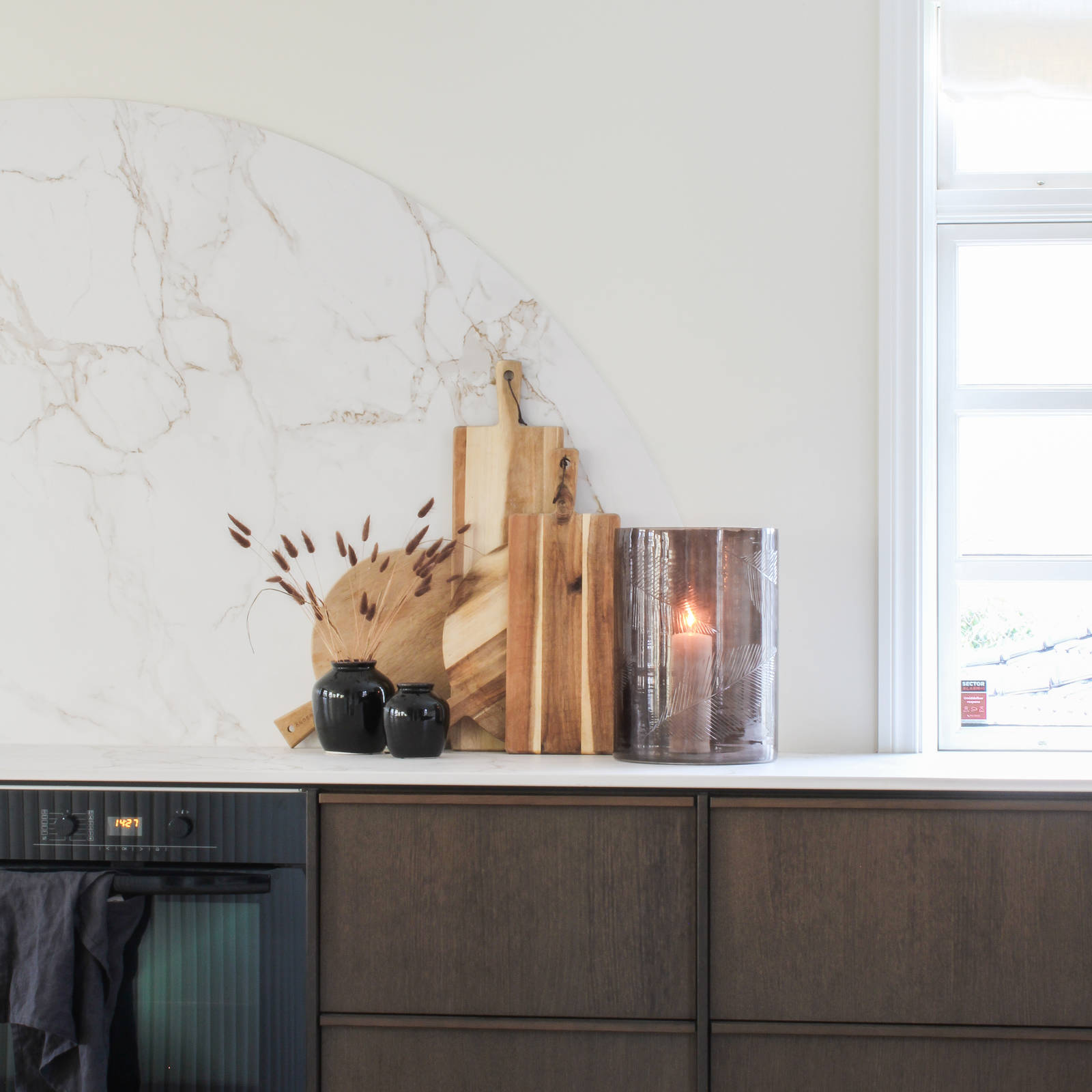 Da Ruben og Sandra skulle pusse opp kjøkkenet sitt ønsket de seg et naturlig og eksklusivt uttrykk, samtidig som det føltes moderne. Valget falt på Signatur Favn fra Sigdal med Dekton Entzo Matt benkeplate.