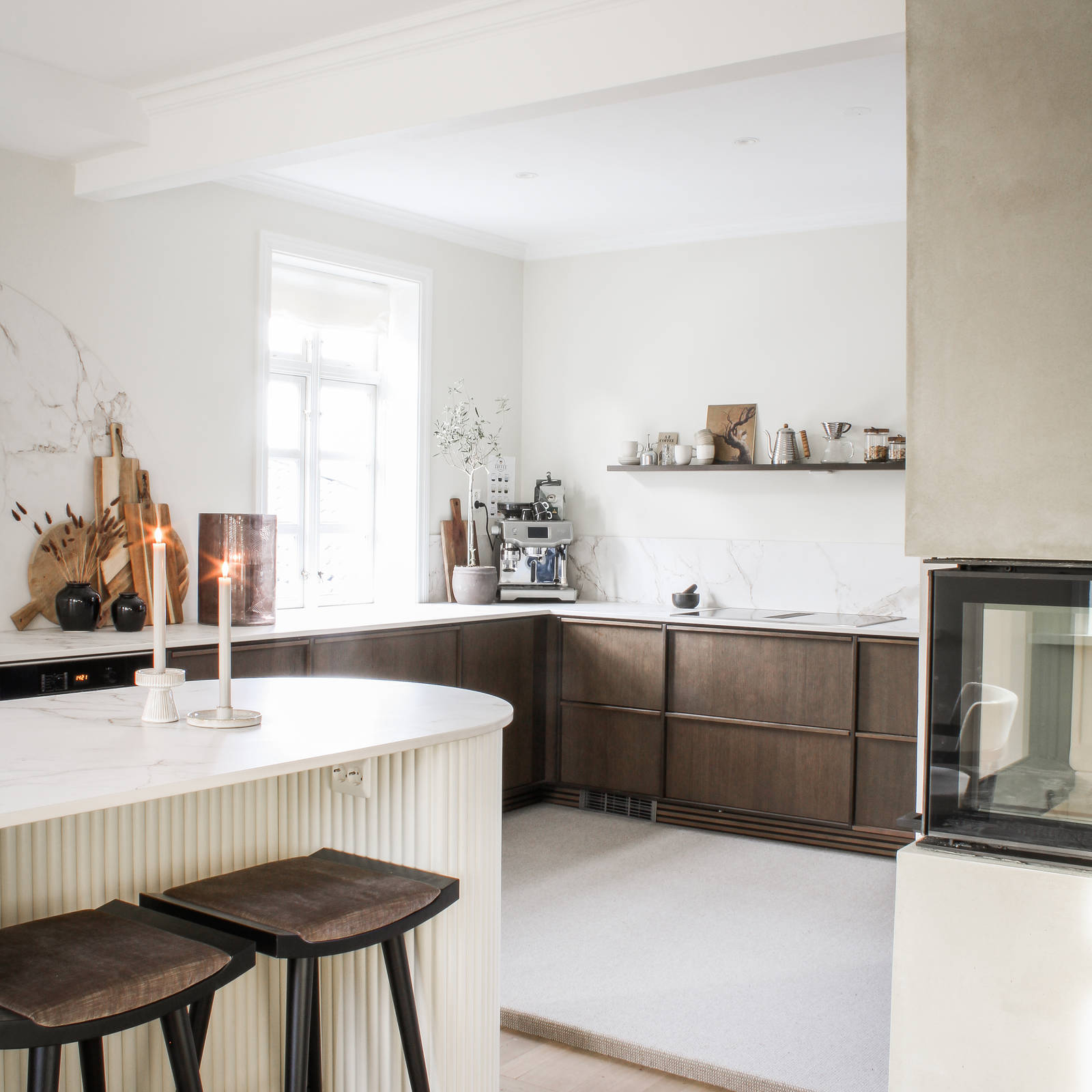 Da Ruben og Sandra skulle pusse opp kjøkkenet sitt ønsket de seg et naturlig og eksklusivt uttrykk, samtidig som det føltes moderne. Valget falt på Signatur Favn fra Sigdal med Dekton Entzo Matt benkeplate.