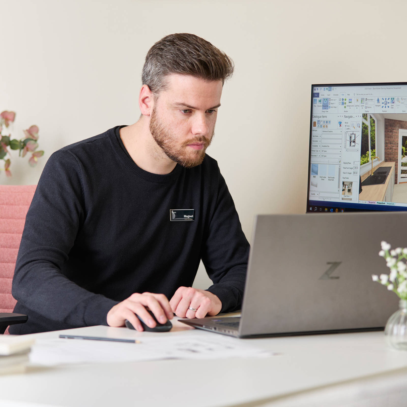 Magnet colleague at a desk at a Magnet store designing a kitchen on a computer