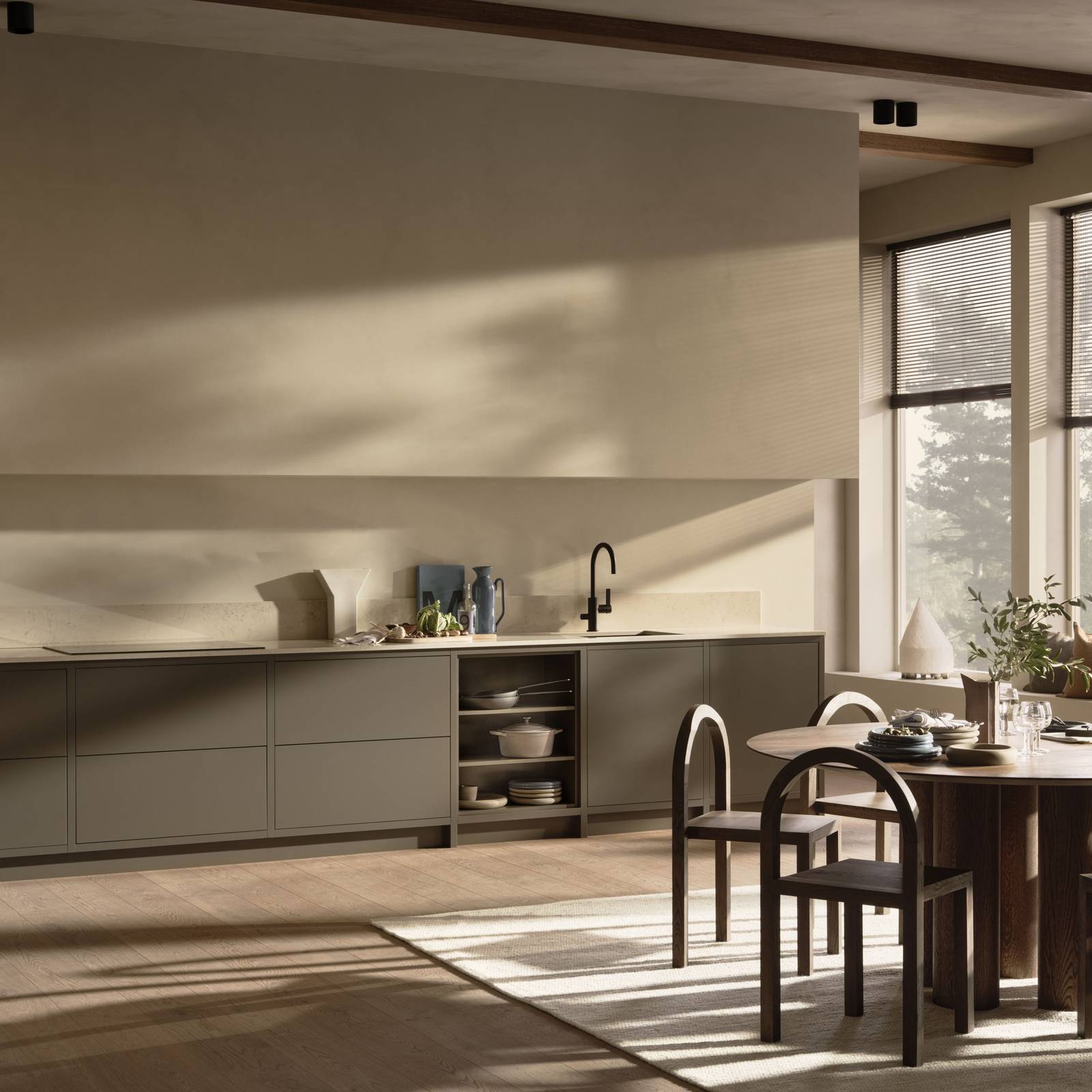 Kjøkkenet Line Høst i varm minimalisme stil, åpent skap med hyller, beige benkeplate i kvartskompositt med matchende sprutbeskyttelse