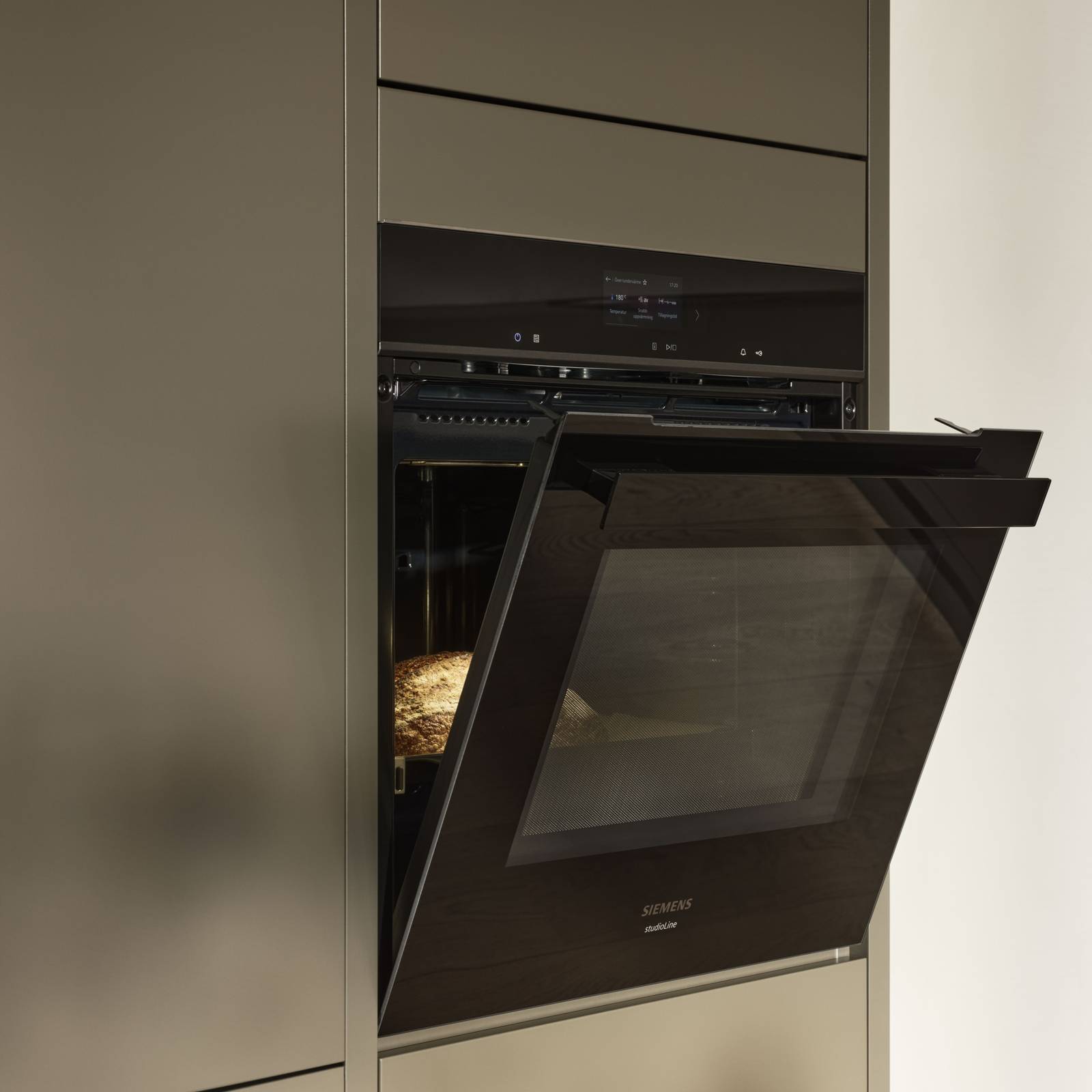 Åpen ovn med integrert mikrobølgeovn i høyskap i kjøkkenet Line Høst i varm minimalisme stil