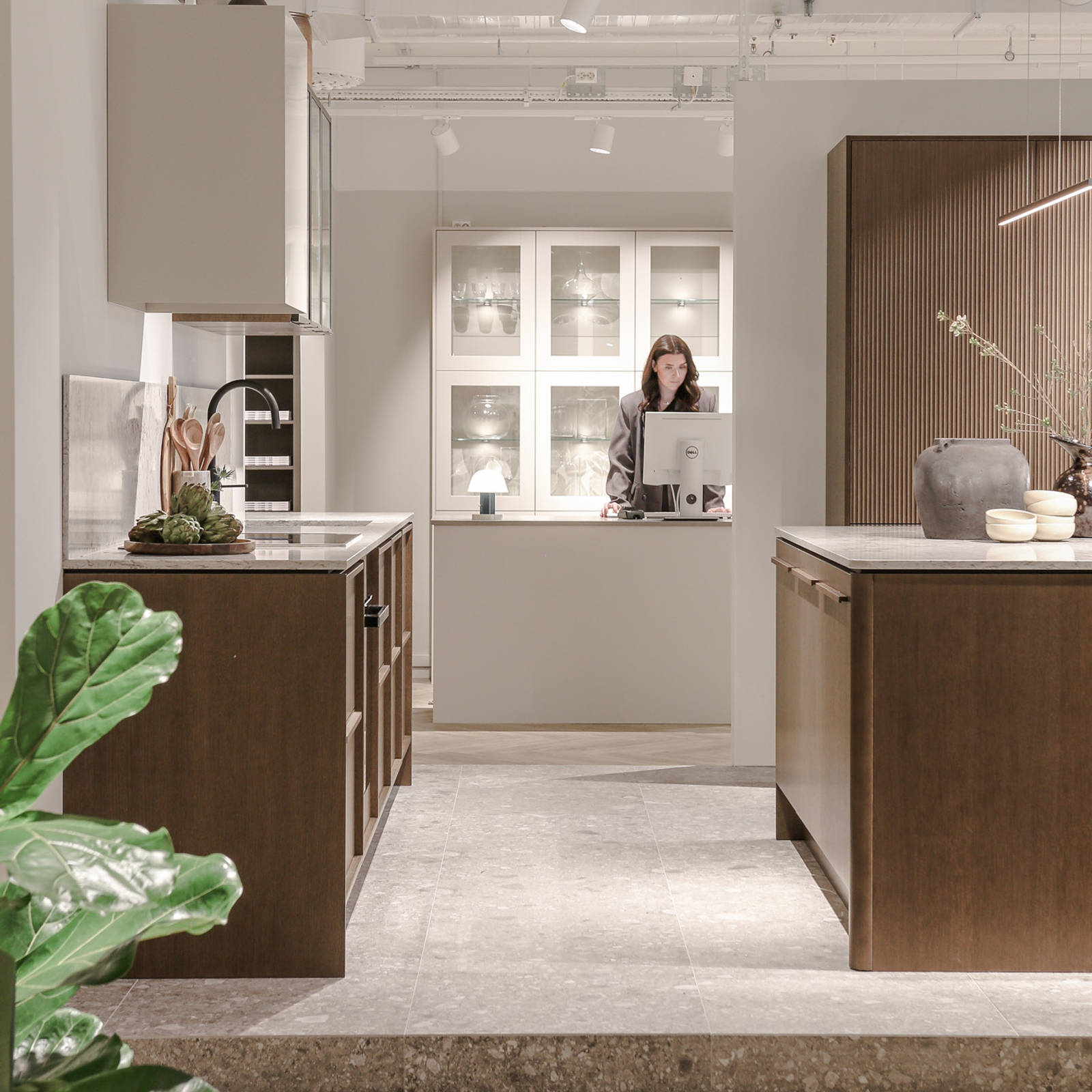 Keittiösuunnittelija tietokoneella tiskillä myymälässä