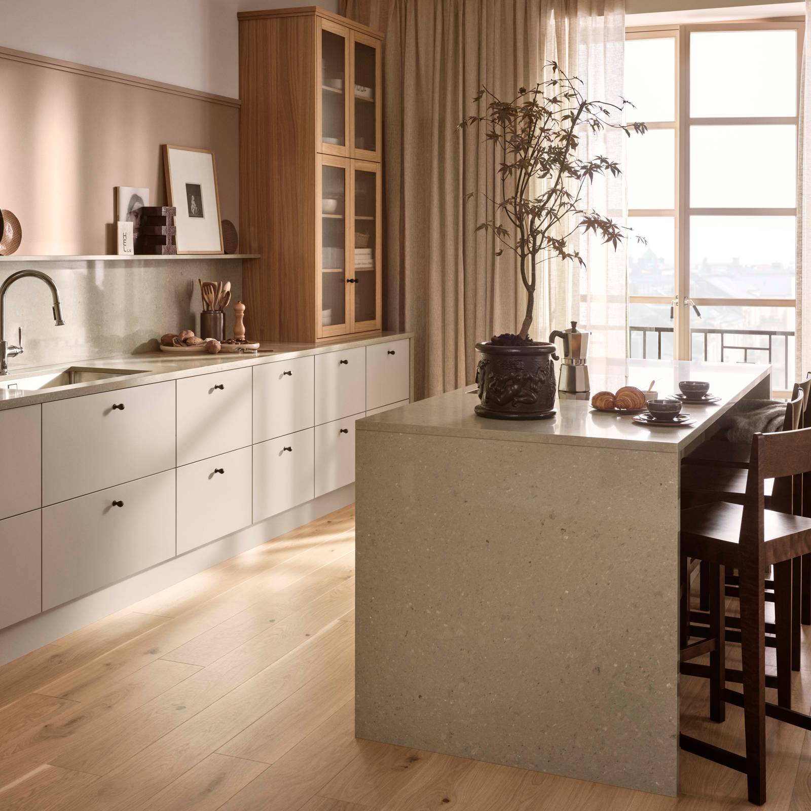 I vårt nye kjøkkenkonsept Signatur Form har vi latt oss inspirere av symmetri og geometriske former, med elementer fra Art Deco-stilen. I kjøkkenet finner vi modellen Line i vår helt nye beige-farge Lun, og Square Bølge vitrinedører med rillede glass. Innenfor konseptet har vi også en ny knott i støpejern, og en vakker benkeplate i kvartskompositt.