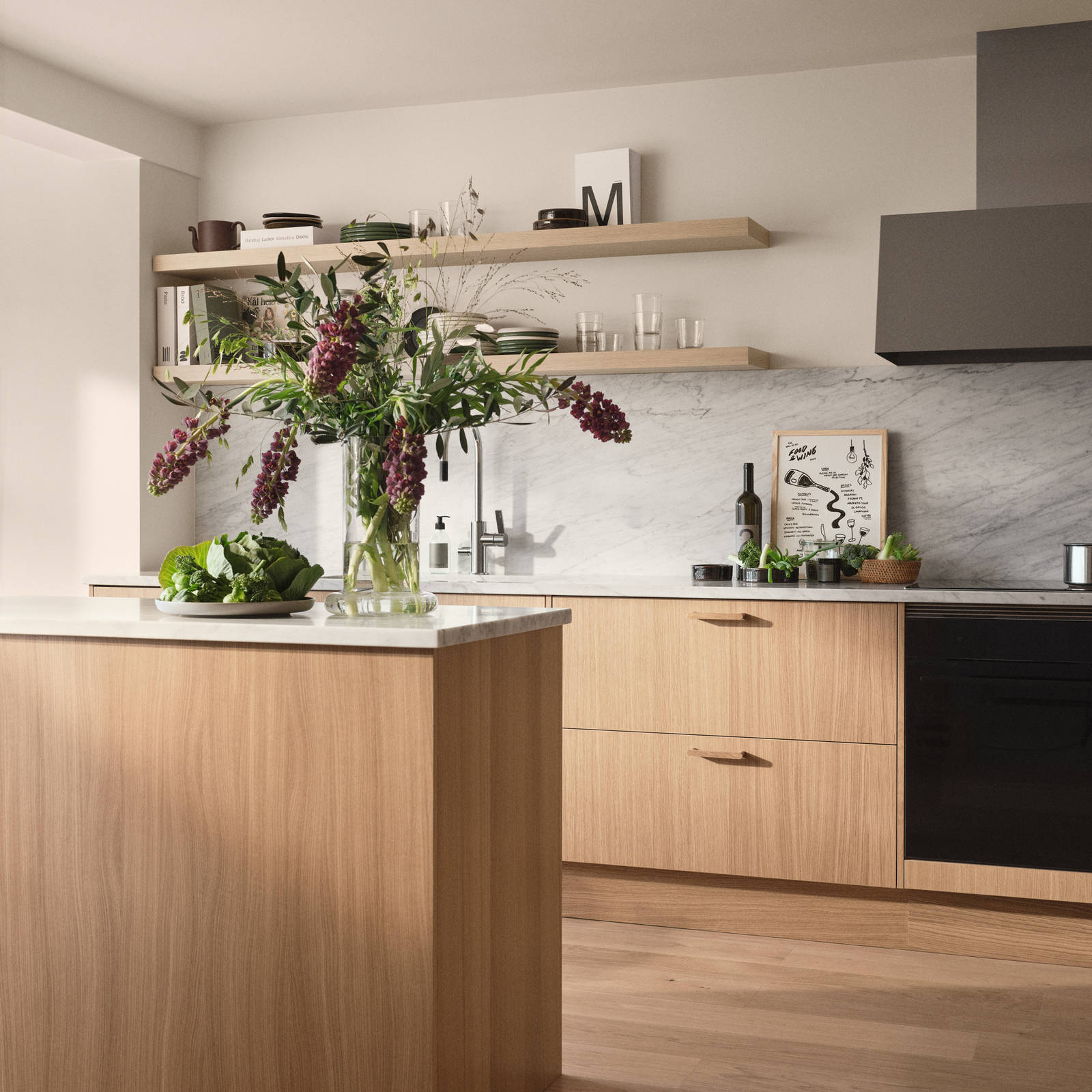 Siri Barjes kök Ekbacken från Marbodal, med marmorbänkskiva, fläkt från Røros, köksö och högskåp med ekluckor.