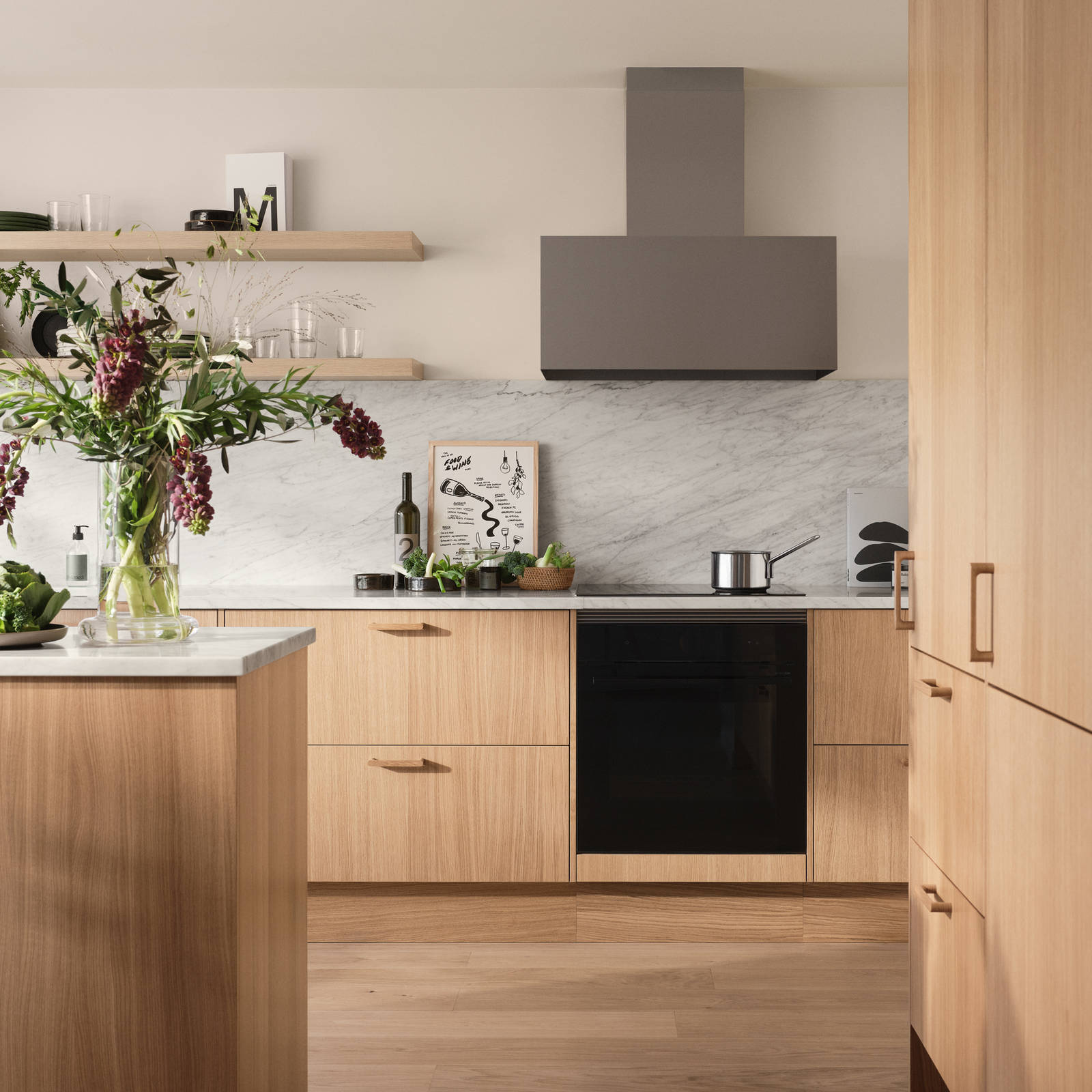 Siri Barjes kök Ekbacken från Marbodal, med marmorbänkskiva, fläkt från Røros, köksö och högskåp med ekluckor.