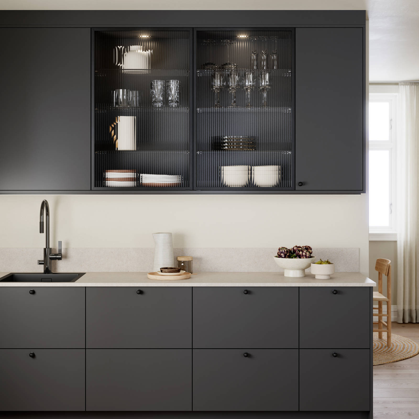 Vidde har et tidløst og minimalistisk design. Modellens enkel og rene formspråk gjør den velegnet for høye skapløsninger som gir god plassutnyttelse.