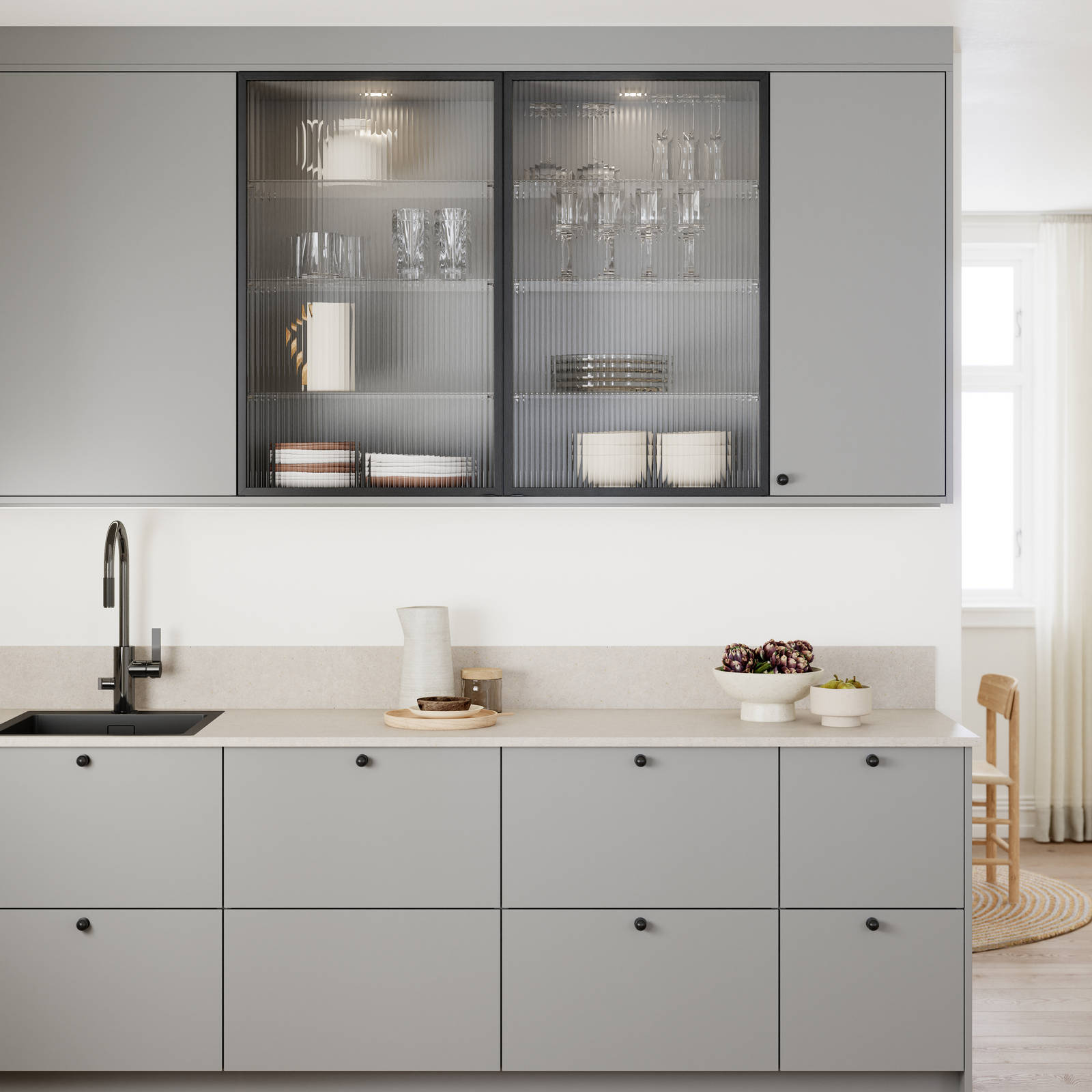 Vidde har et tidløst og minimalistisk design. Modellens enkel og rene formspråk gjør den velegnet for høye skapløsninger som gir god plassutnyttelse.