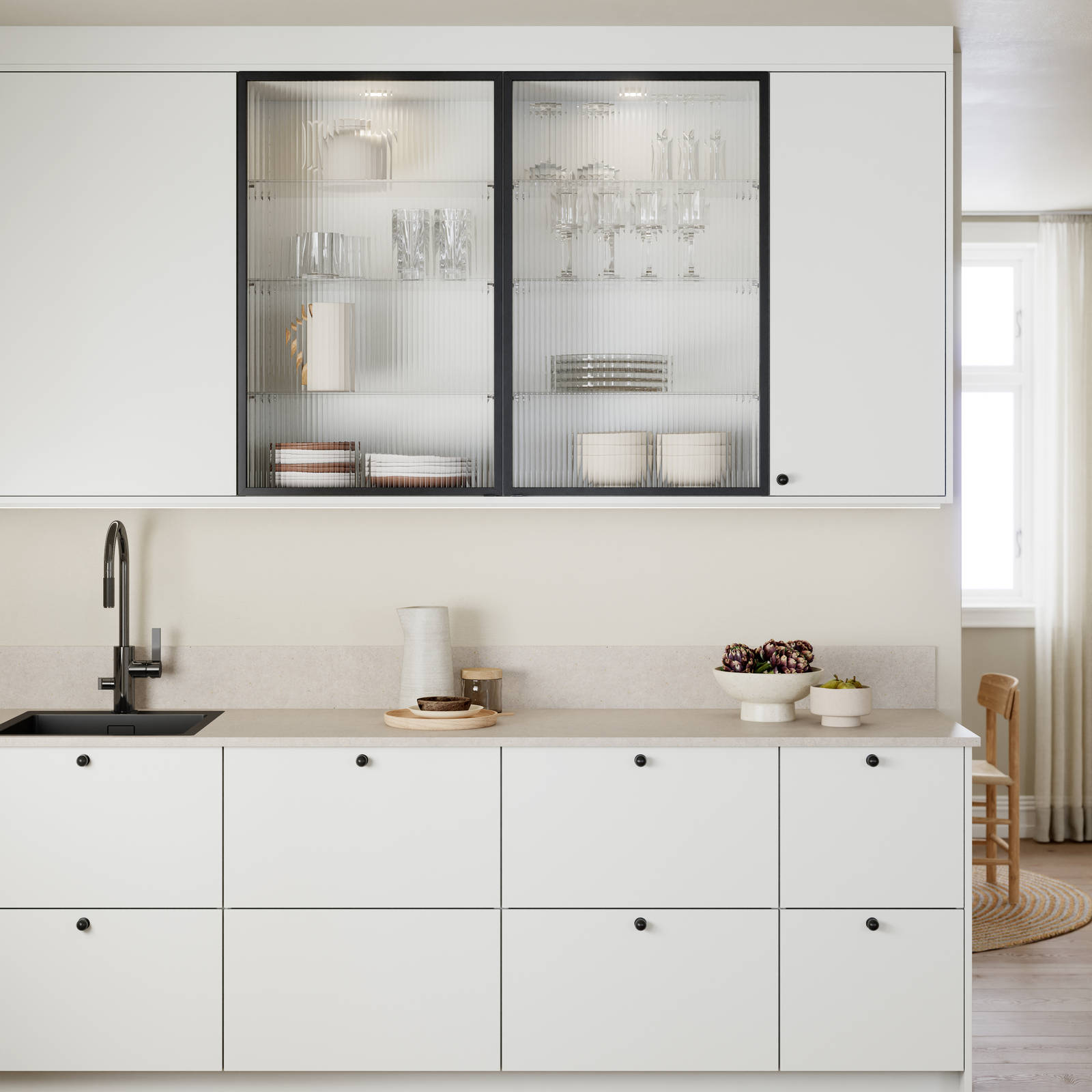 Vidde har et tidløst og minimalistisk design. Modellens enkel og rene formspråk gjør den velegnet for høye skapløsninger som gir god plassutnyttelse.