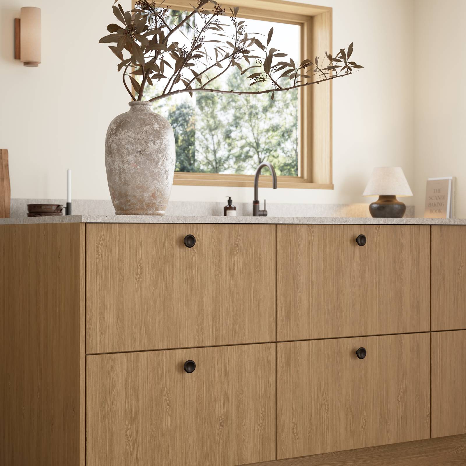 Favn er et kvalitetskjøkken inspirert av naturen. En vakker front i stående finer som gir hele kjøkkenet liv.