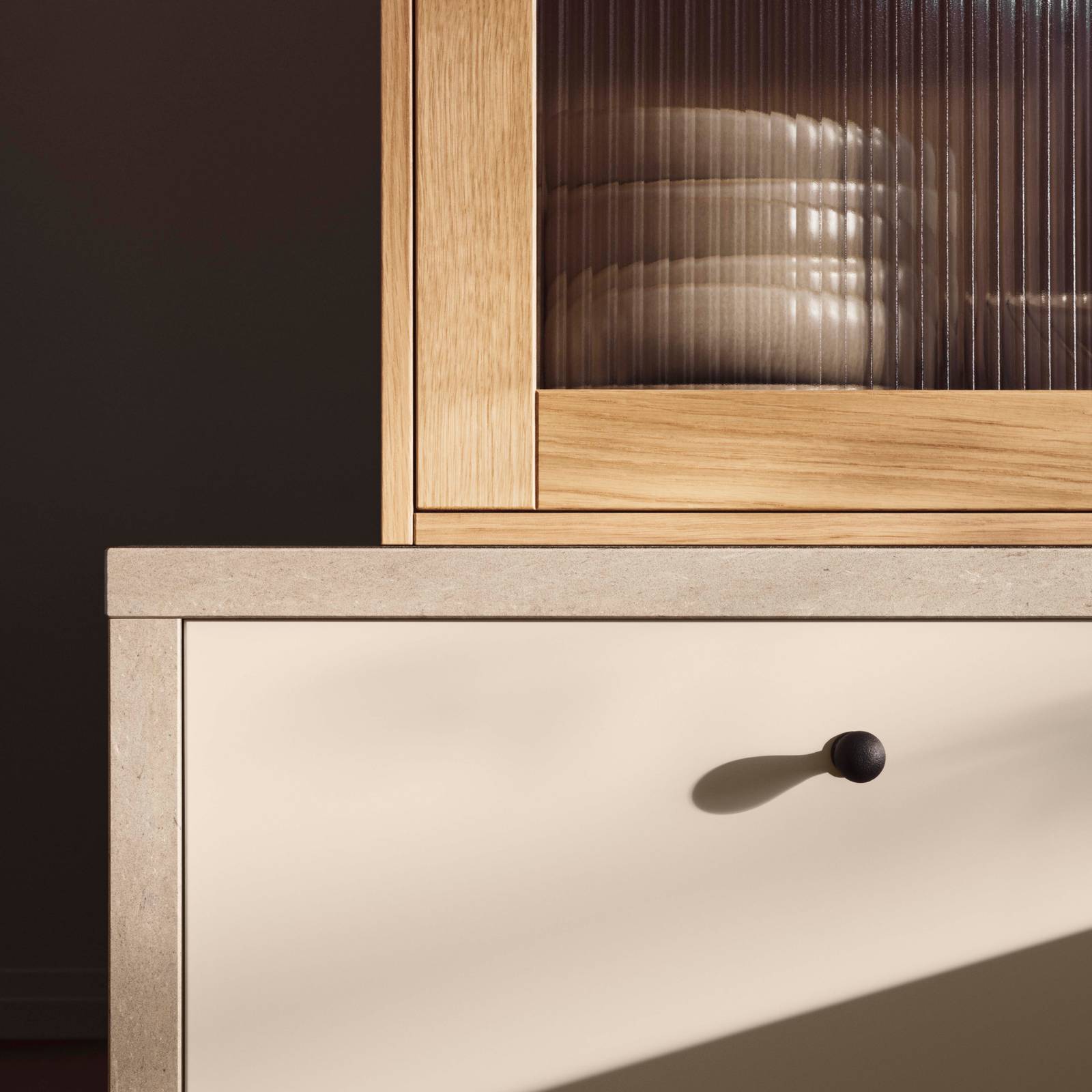 I vårt nye kjøkkenkonsept Signatur Form har vi latt oss inspirere av symmetri og geometriske former, med elementer fra Art Deco-stilen. I kjøkkenet finner vi modellen Line i vår helt nye beige-farge Lun, og Square Bølge vitrinedører med rillede glass. Innenfor konseptet har vi også en ny knott i støpejern, og en vakker benkeplate i kvartskompositt.