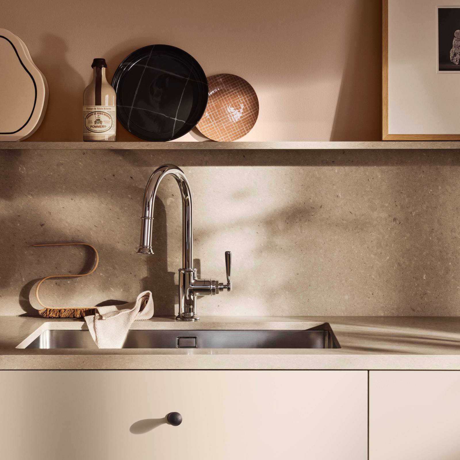 I vårt nye kjøkkenkonsept Signatur Form har vi latt oss inspirere av symmetri og geometriske former, med elementer fra Art Deco-stilen. I kjøkkenet finner vi modellen Line i vår helt nye beige-farge Lun, og Square Bølge vitrinedører med rillede glass. Innenfor konseptet har vi også en ny knott i støpejern, og en vakker benkeplate i kvartskompositt.