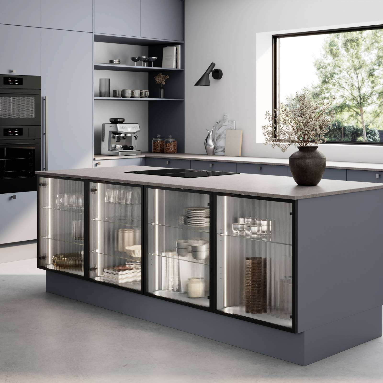 Mat og silkeblødt laminatkøkken Cover i Soft laminat med køkkenø fra INVITA med et seamless udtryck i farve Blåler, vitrineskabe i køkkenøen