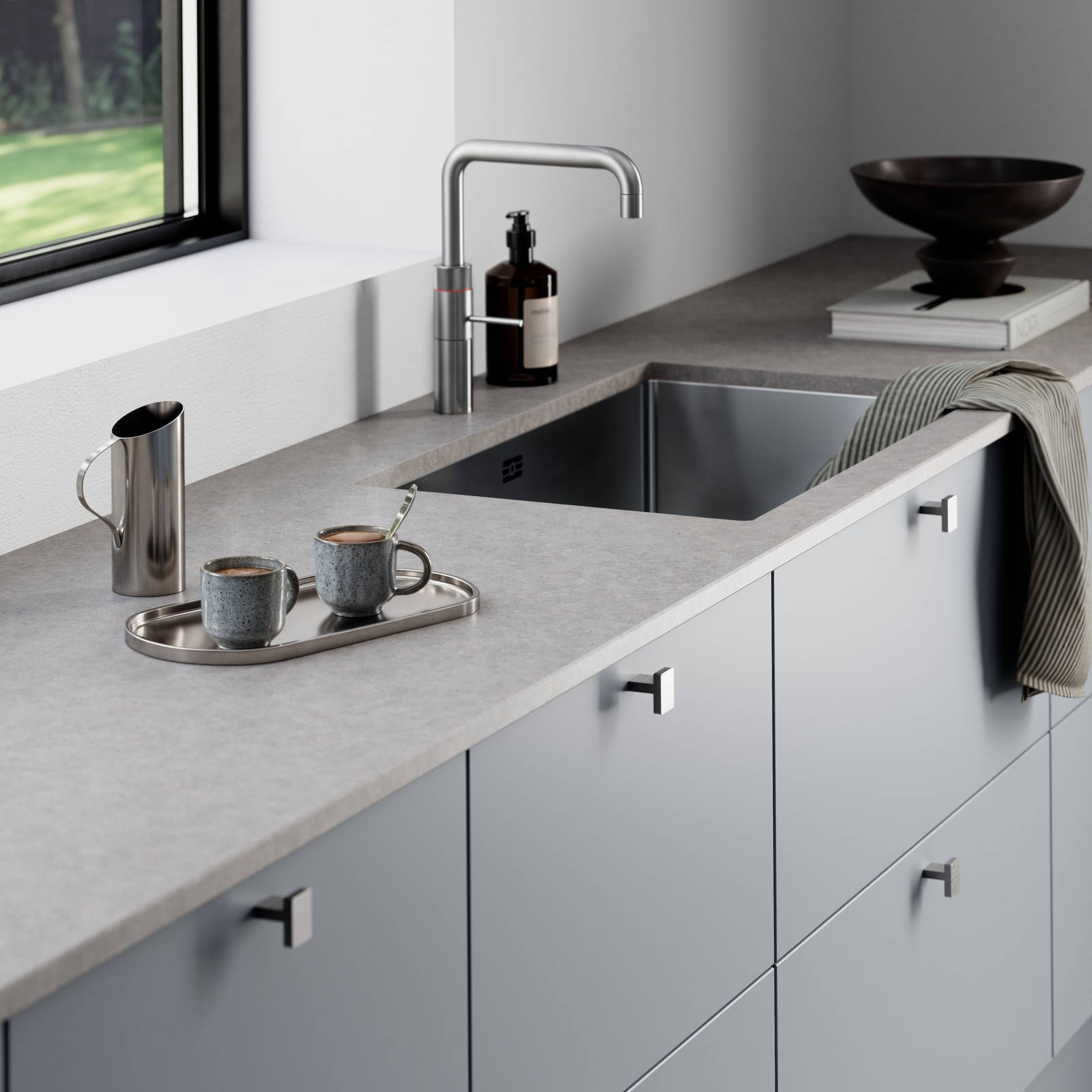 Mat og silkeblødt laminatkøkken Cover i Soft laminat med køkkenø fra INVITA med et seamless udtryck i farve Blåler