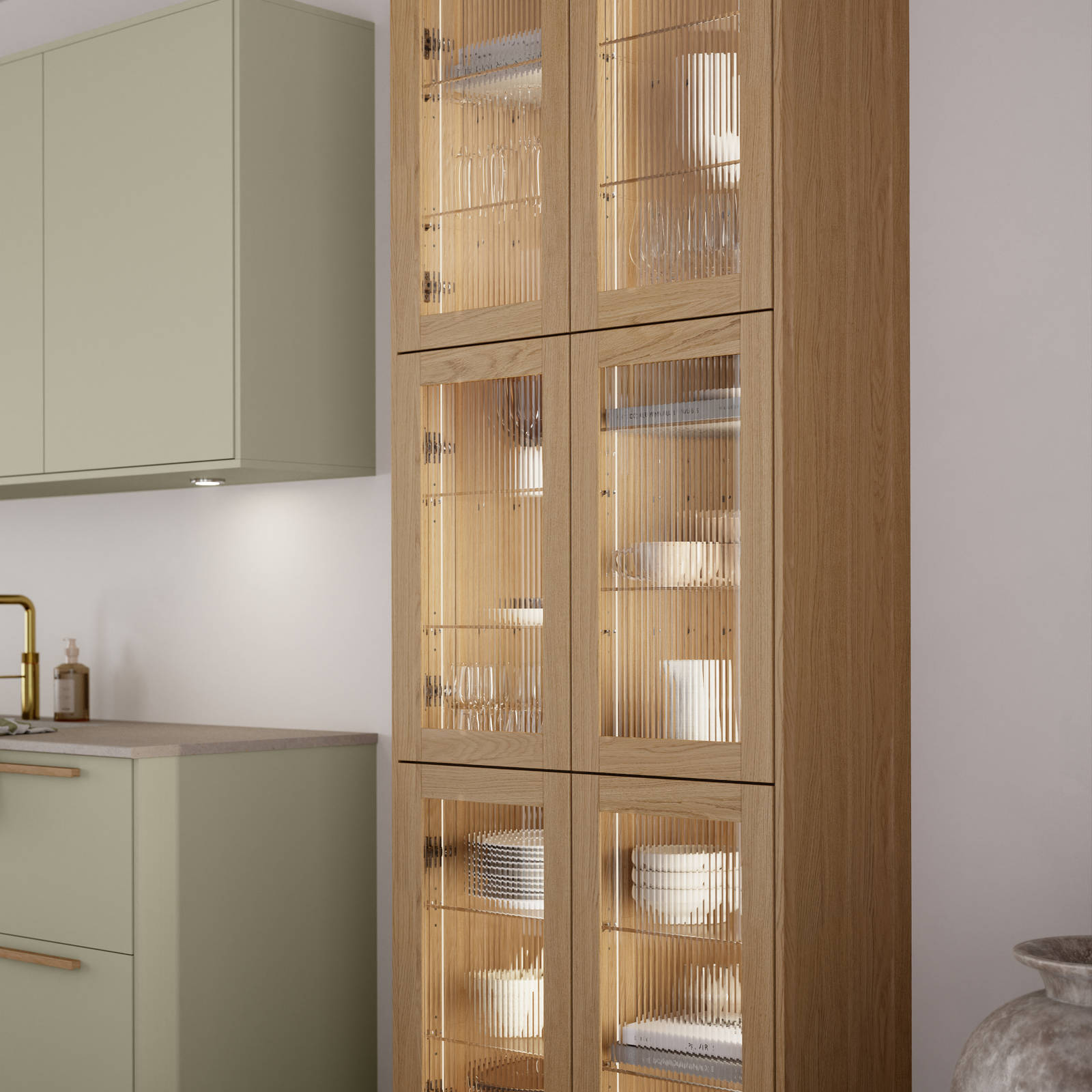 Mat og silkeblødt laminatkøkken Cover i Soft laminat med køkkenø fra INVITA med et seamless udtryck i farve Mos, vitrineskabe