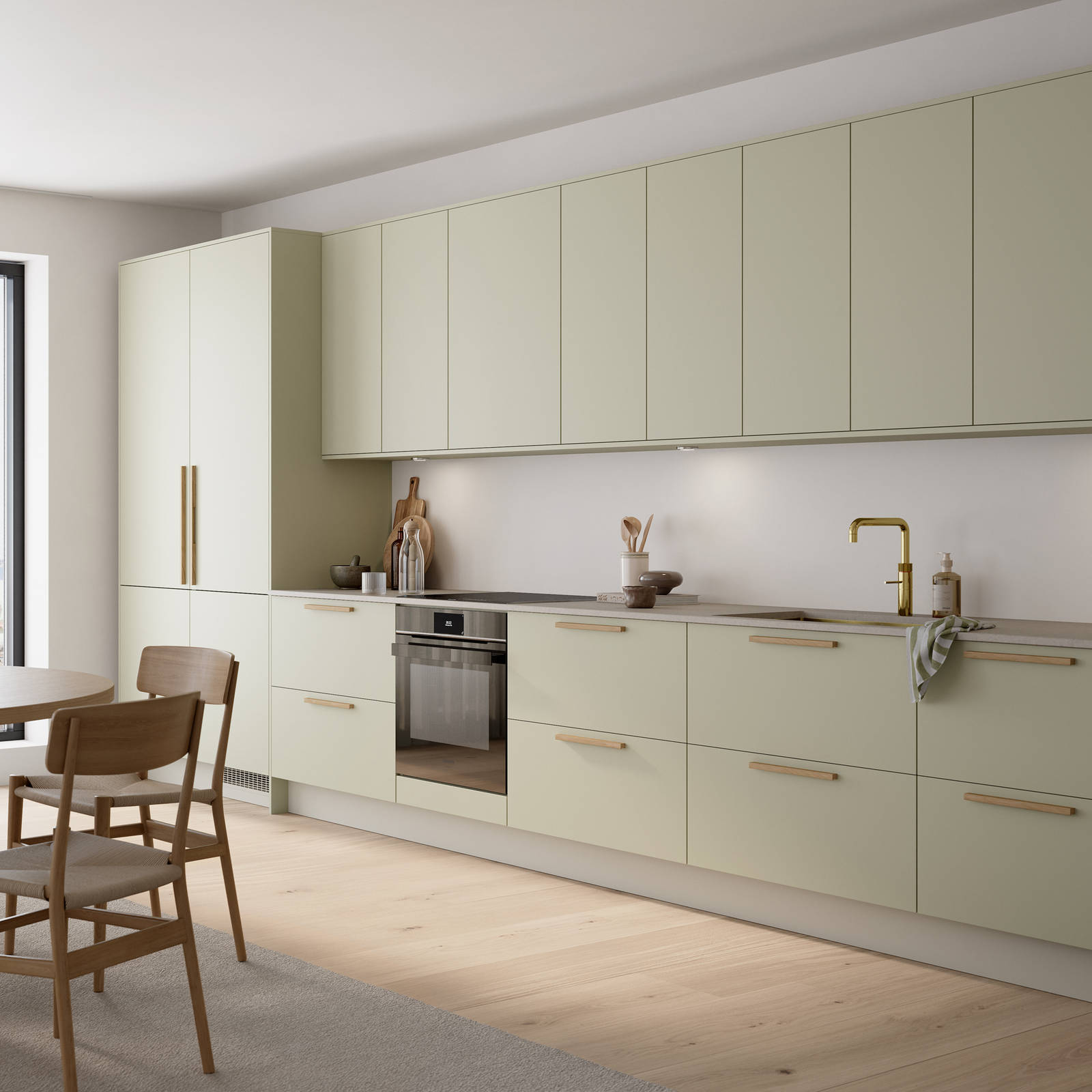 Mat og silkeblødt laminatkøkken Cover i Soft laminat med køkkenø fra INVITA med et seamless udtryck i farve Mos