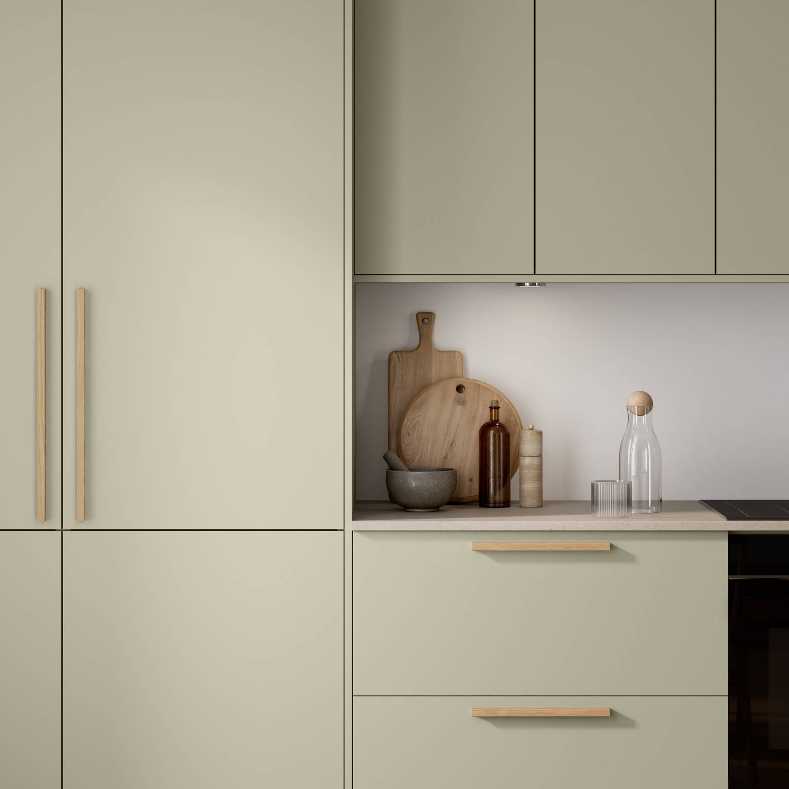 Mat og silkeblødt laminatkøkken Cover i Soft laminat med køkkenø fra INVITA med et seamless udtryck i farve Mos