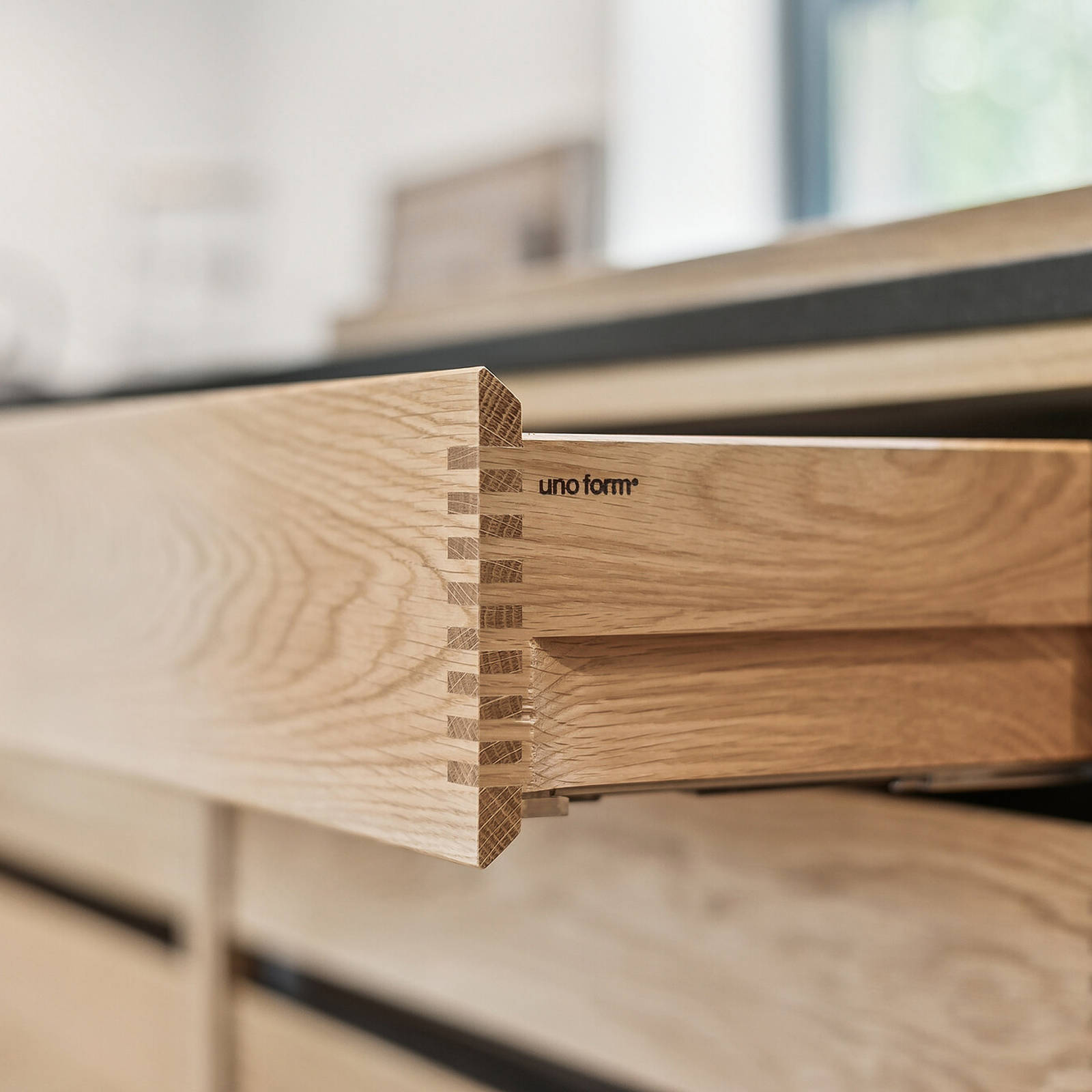 Massiv træskuffe i egetræ i uno forms Copenhagen snedkerkøkken