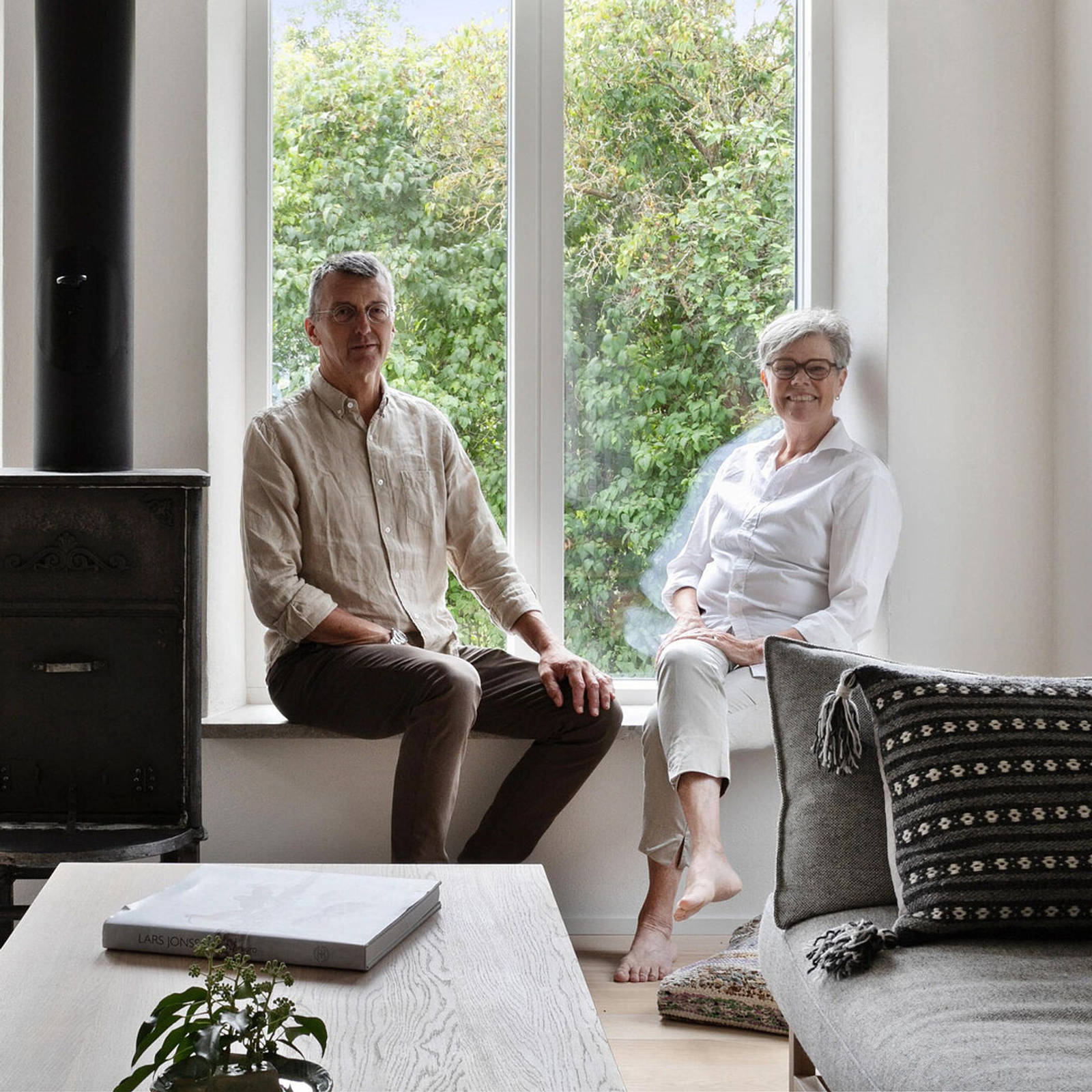 Arkitekt Anders Nordlund i sit nybyggede sommerhus på Gotland