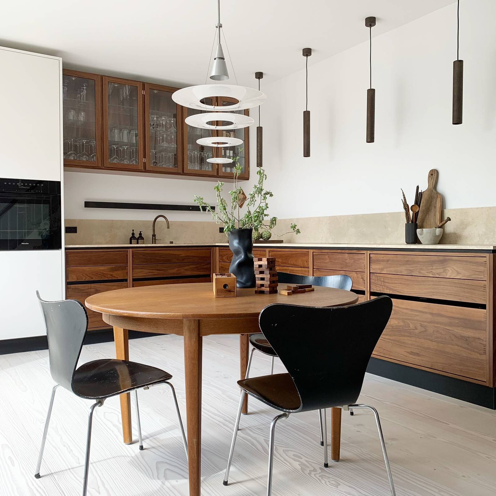 Copenhagen køkken i valnøddetræ med travertin bordplader og vandhane i bruneret messing.