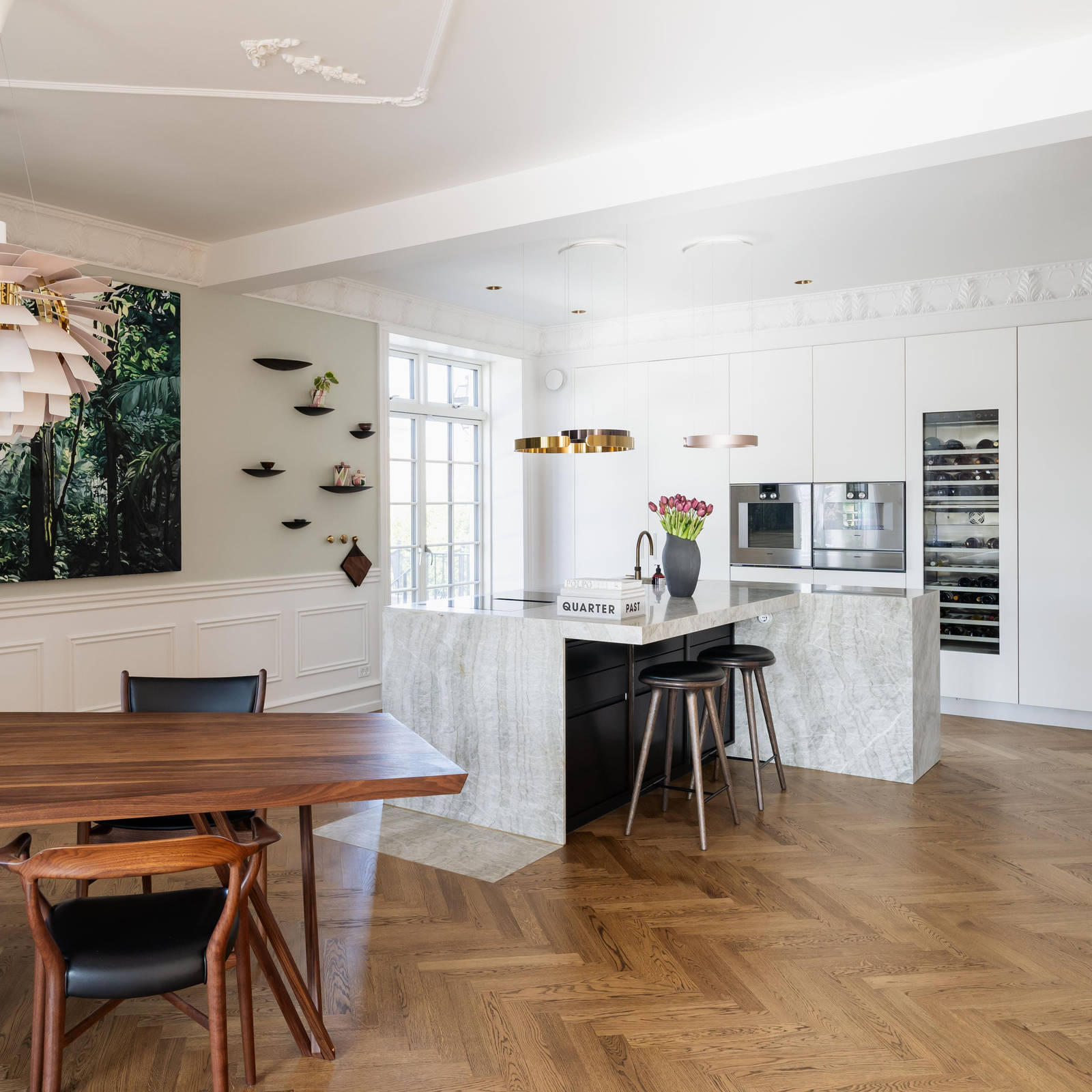 Asymmetrisk køkkenø i Copenhagen røget eg med Madreperola Quartzite bordplade.