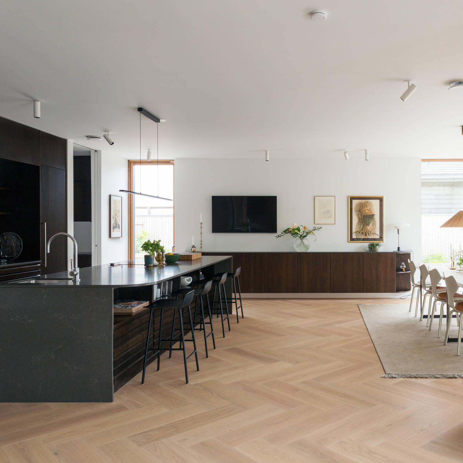 Køkken-alrum med eksklusivt køkken og skænk i røget eg fra uno form