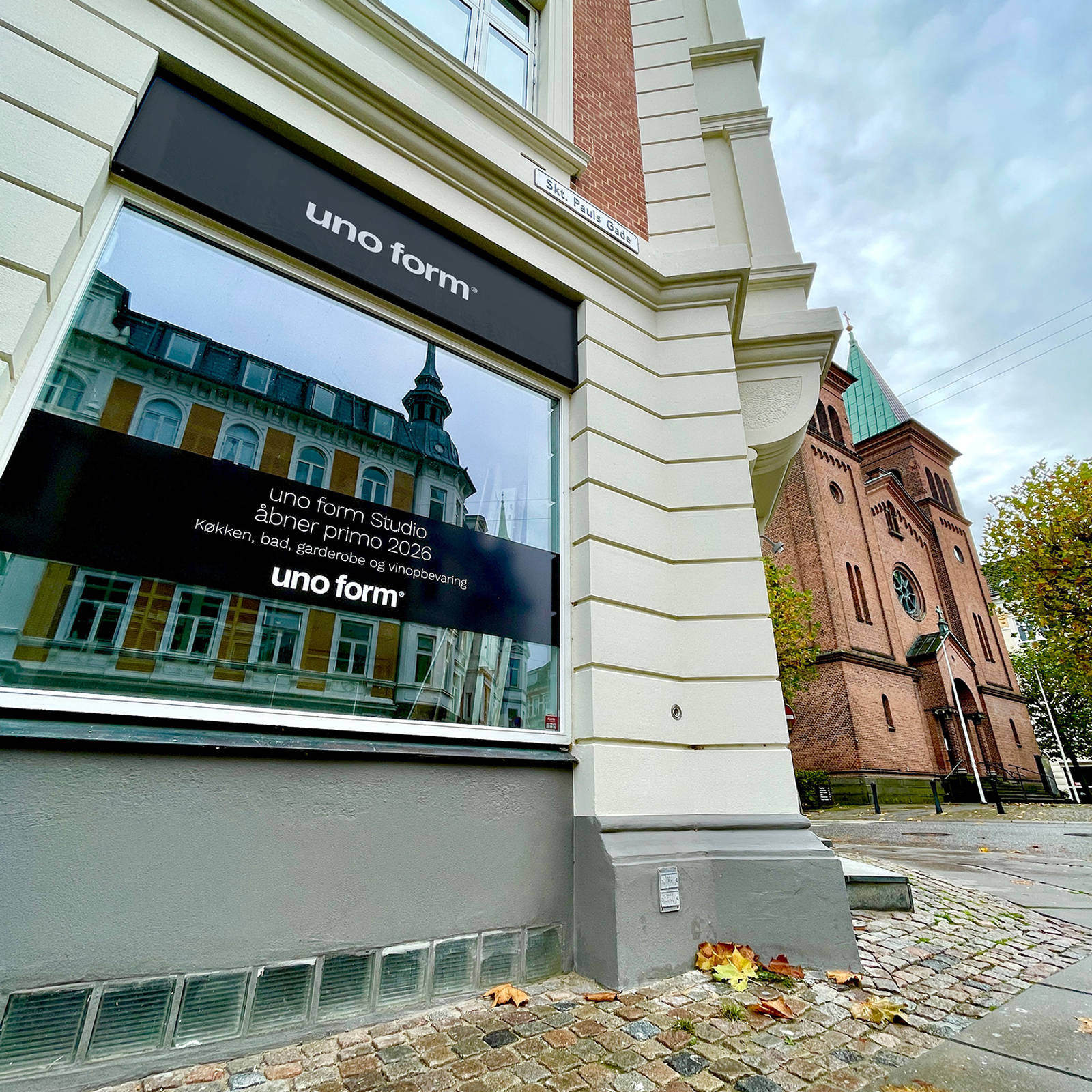 Facade på uno forms nye flagship store på Skt. Pauls Kirkeplads 7 i Aarhus