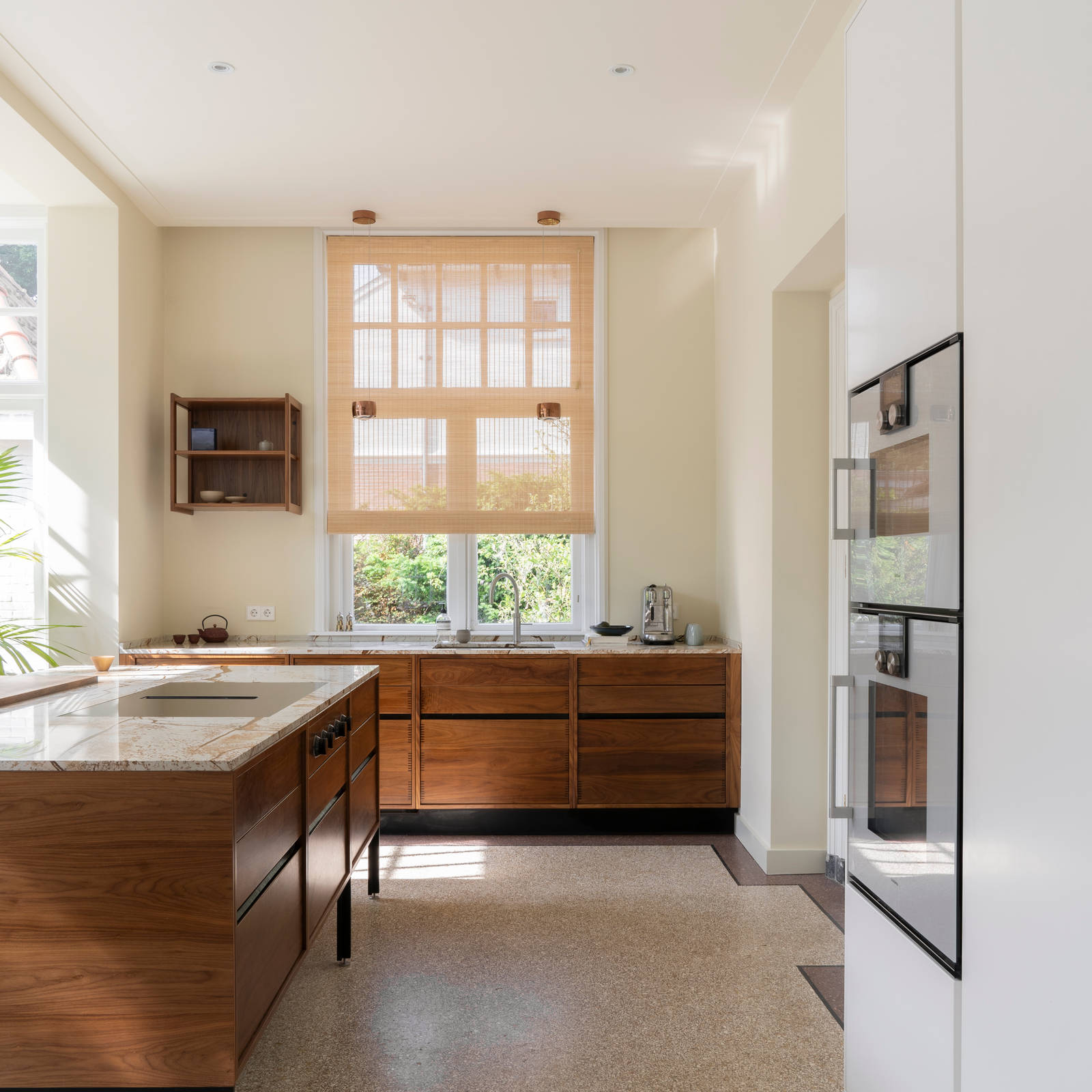 uno form snedkerkøkken i valnød med højskabe i farven Glacier White