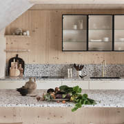 Köksö i ljust trä med terrazzo-bänkskiva och  matchande stänkskydd, vitrinskåp med räfflat glas i Edd Ruchtons Grand design kök i beige Arkitekt Plus-kök från Marbodal