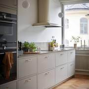 Forrammekøkken Athena Fusion i lys grå farve Sky fra INVITA med grå stein bordplade, rustfrit stål håndtag