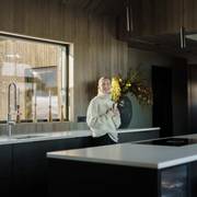 Se det tidløse og eksklusive kjøkkenet på den flotte hytta til Amalie Snøløs. Hytten er full av praktiske løsninger og fine detaljer.